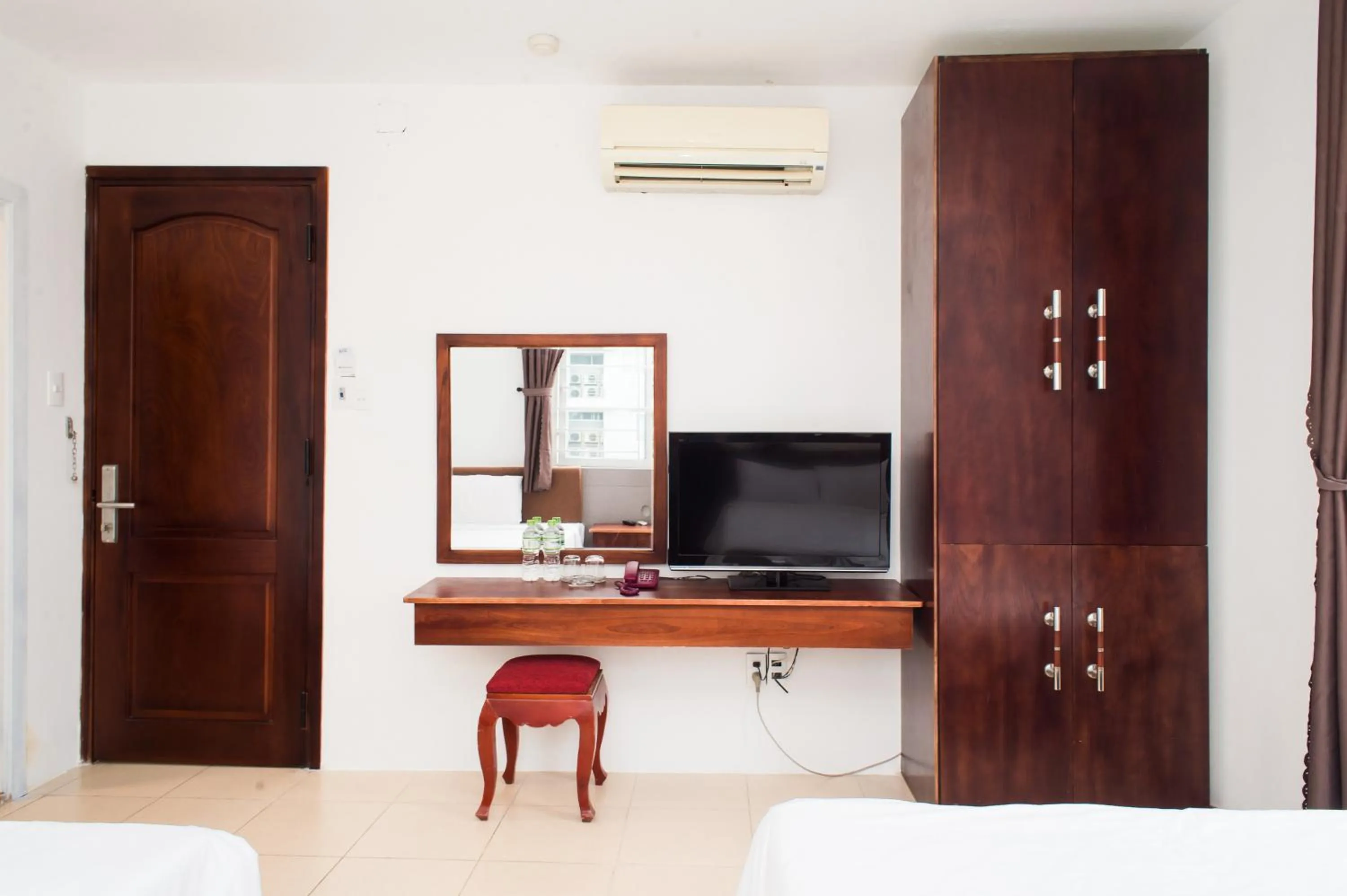 Communal lounge/ TV room, Bed in Catinal Hotel