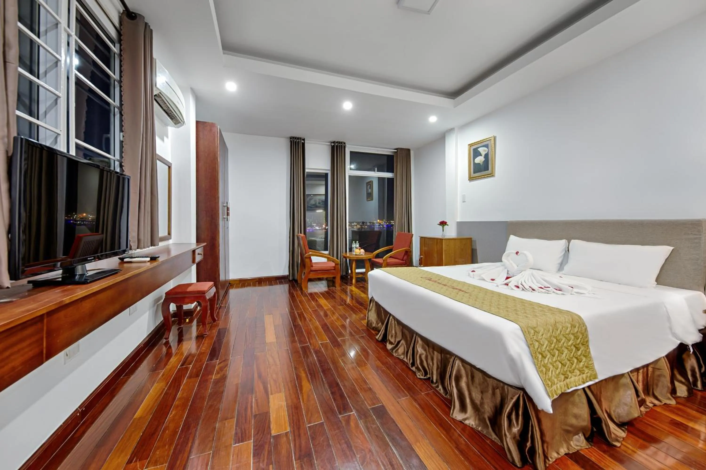 Communal lounge/ TV room, Bed in Catinal Hotel