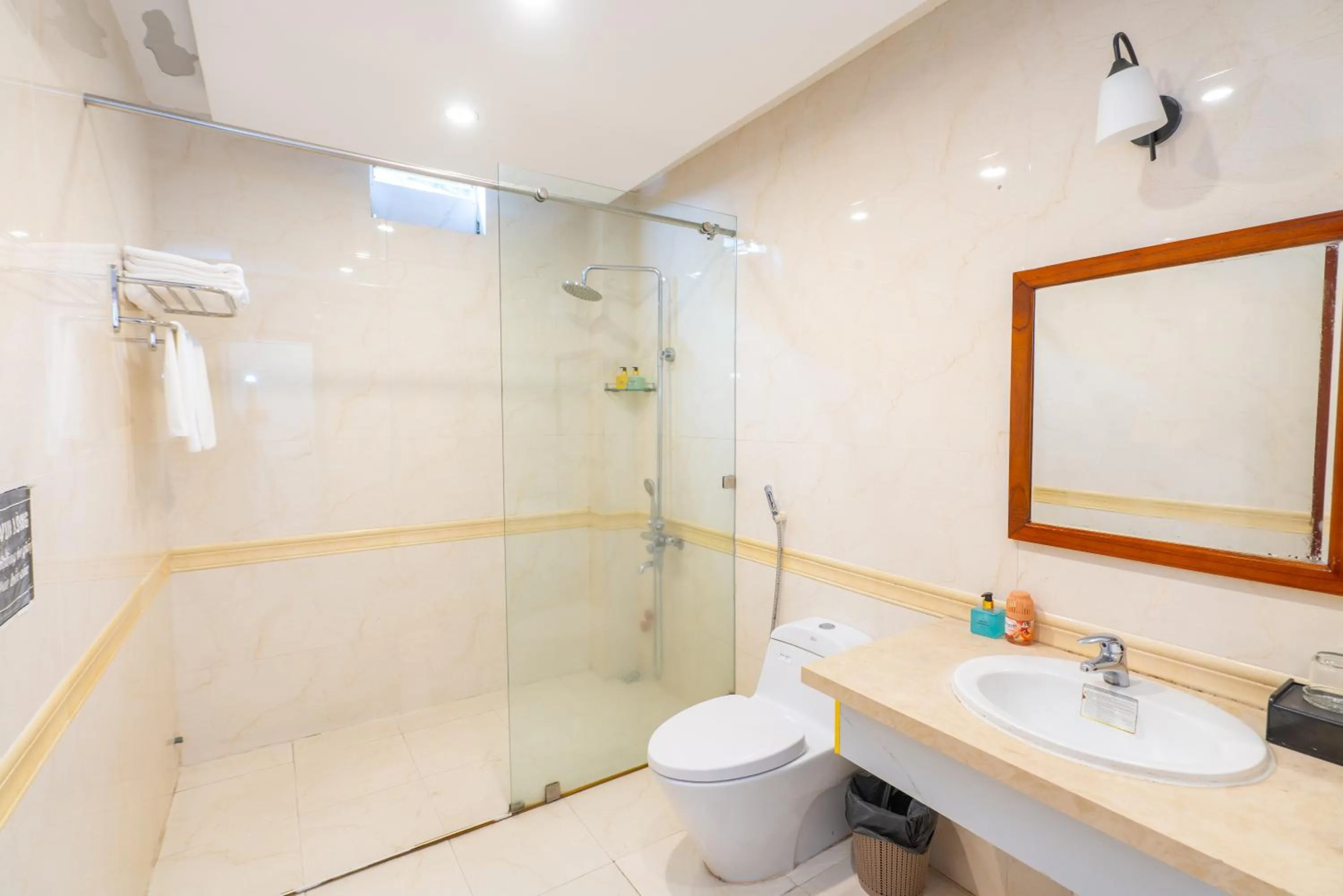 Toilet in Catinal Hotel