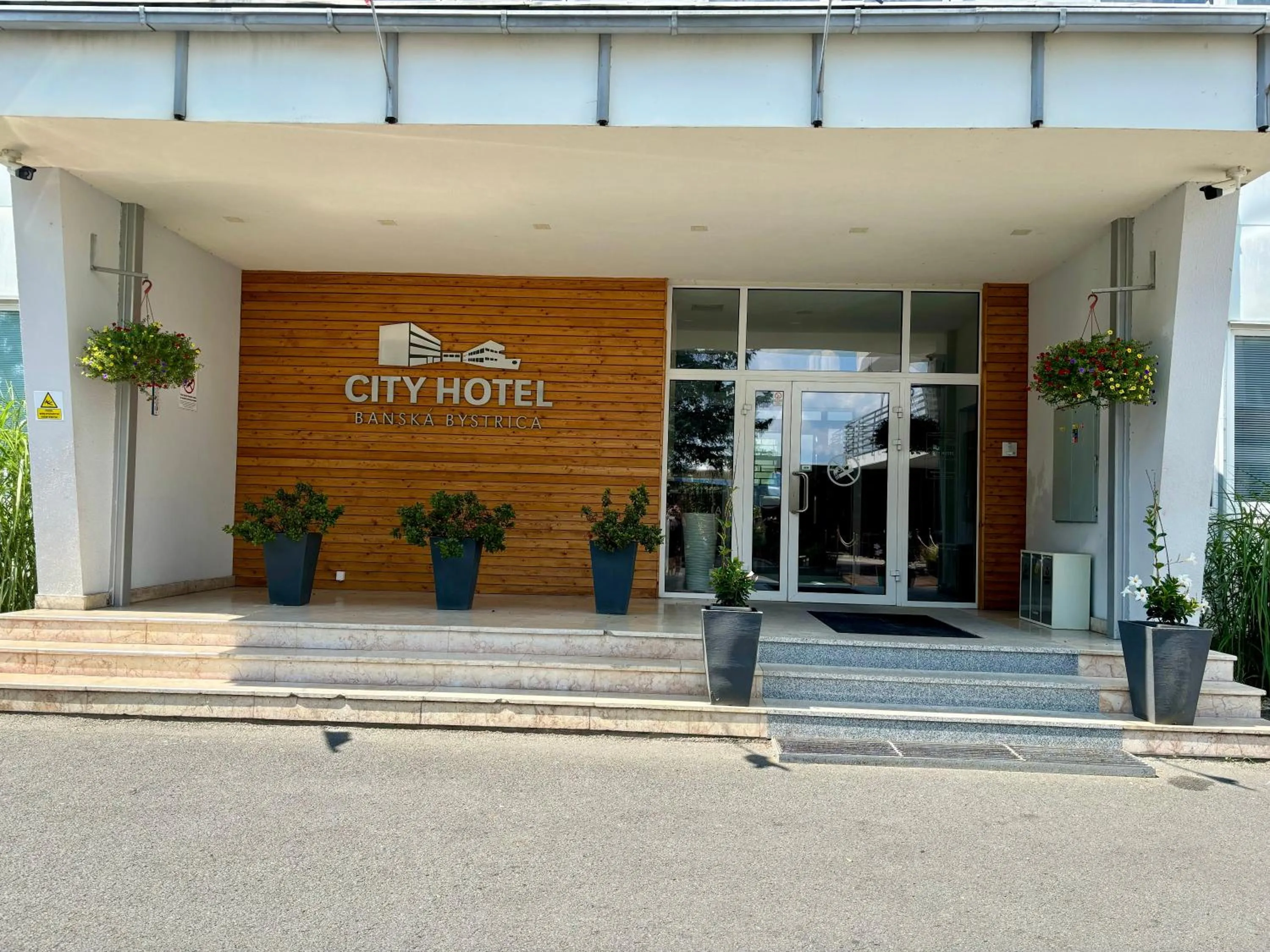 Property building in City Hotel B&B, reception 24 7, 800m od-from R1, free parking