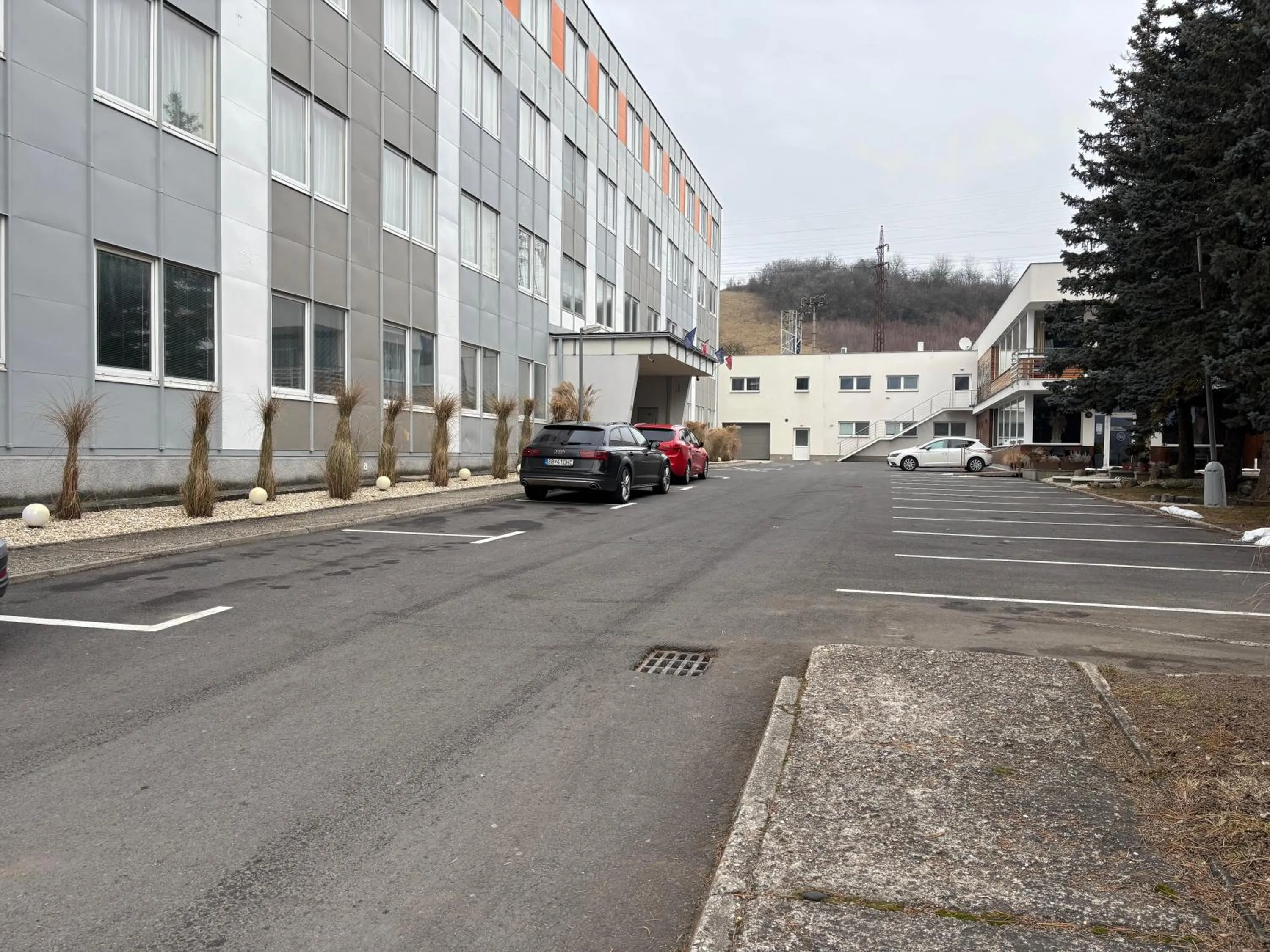 Property building in City Hotel B&B, reception 24 7, 800m od-from R1, free parking