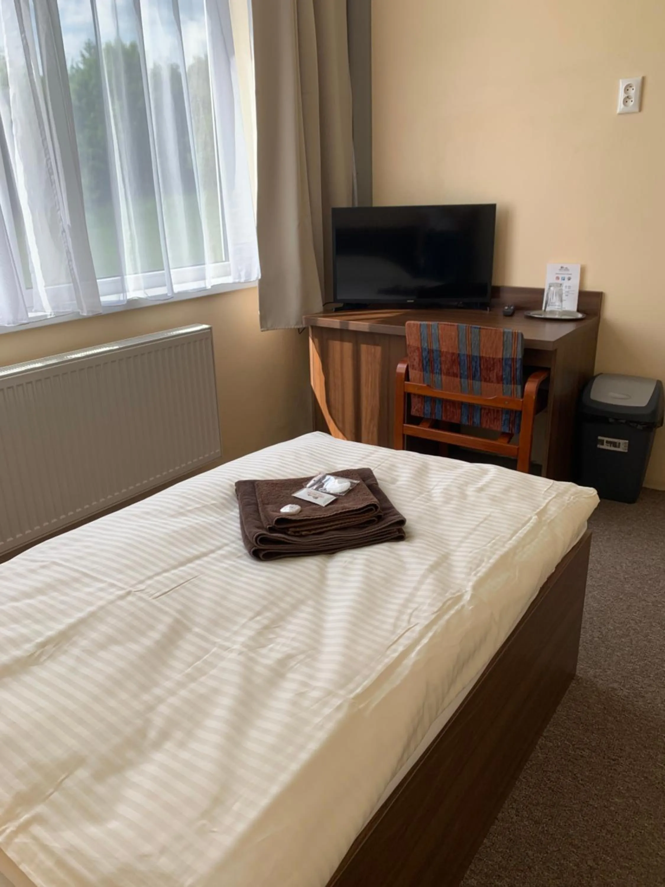 Photo of the whole room, Bed in City Hotel B&B, reception 24 7, 800m od-from R1, free parking