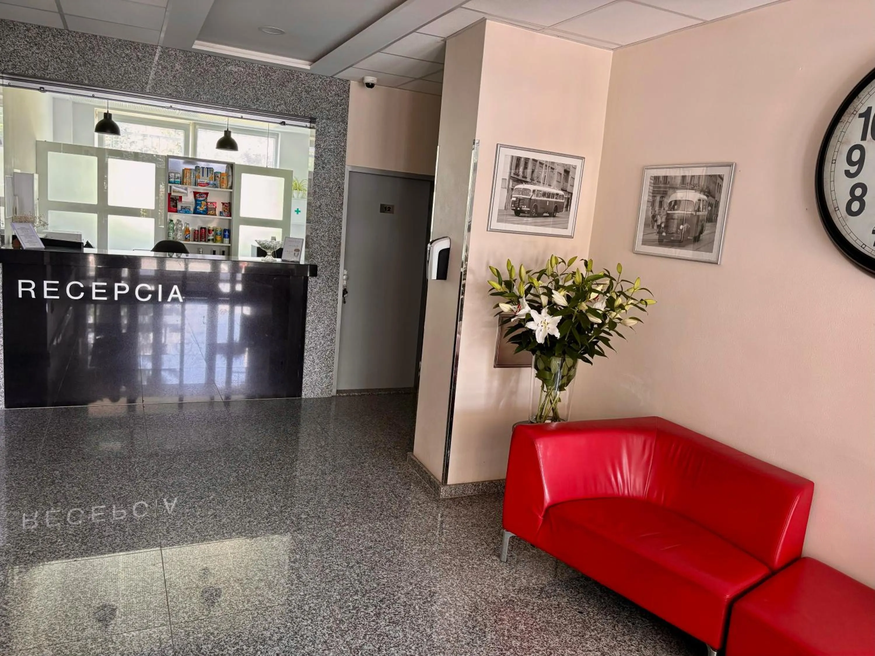 Lobby or reception in City Hotel B&B, reception 24 7, 800m od-from R1, free parking