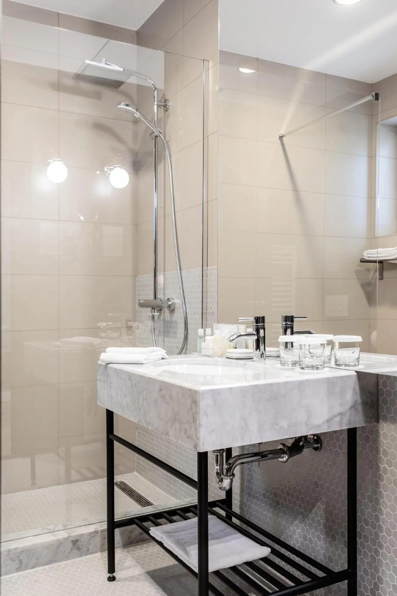 Shower in Hotel River Park