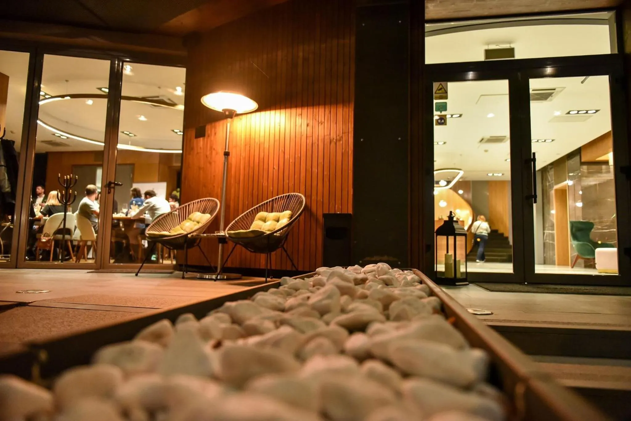 Restaurant/places to eat in Hotel River Park