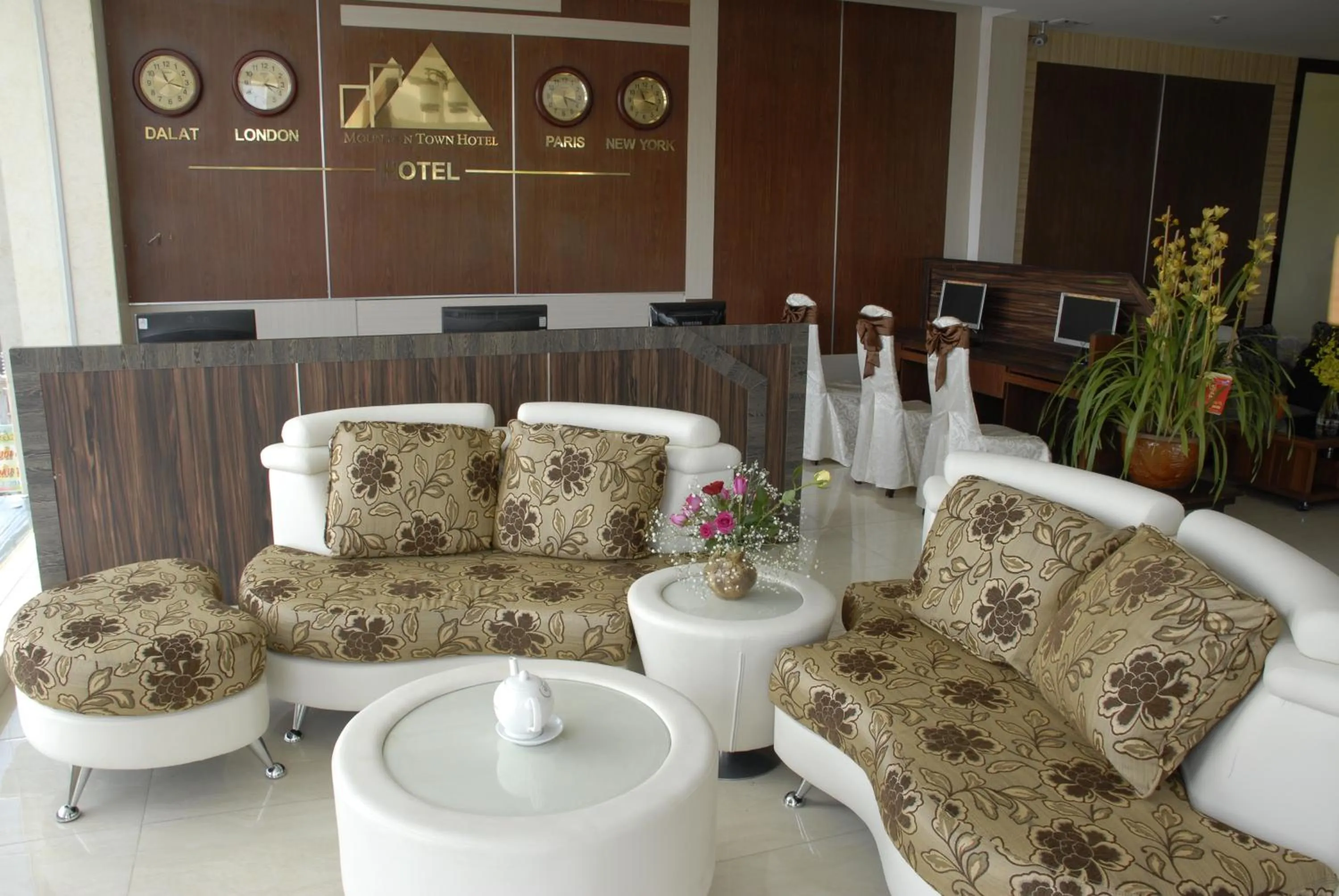 Lobby or reception in Mountain Town Hotel