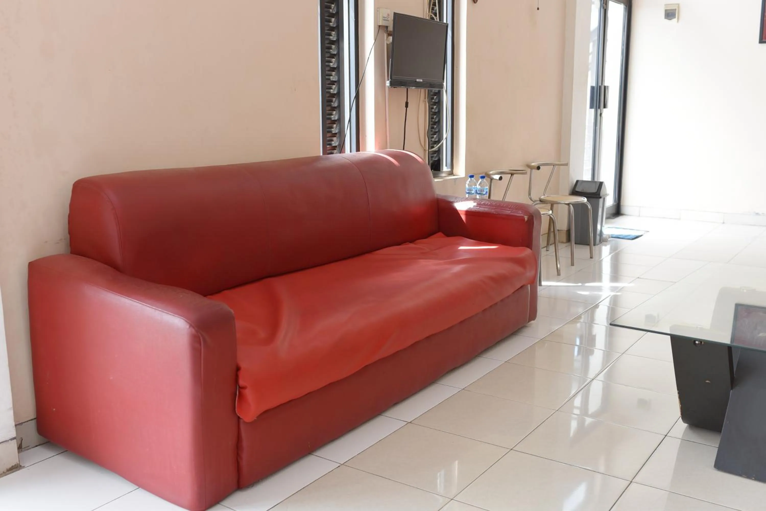 Lobby or reception in Al-Ghani Syariah Mitra RedDoorz