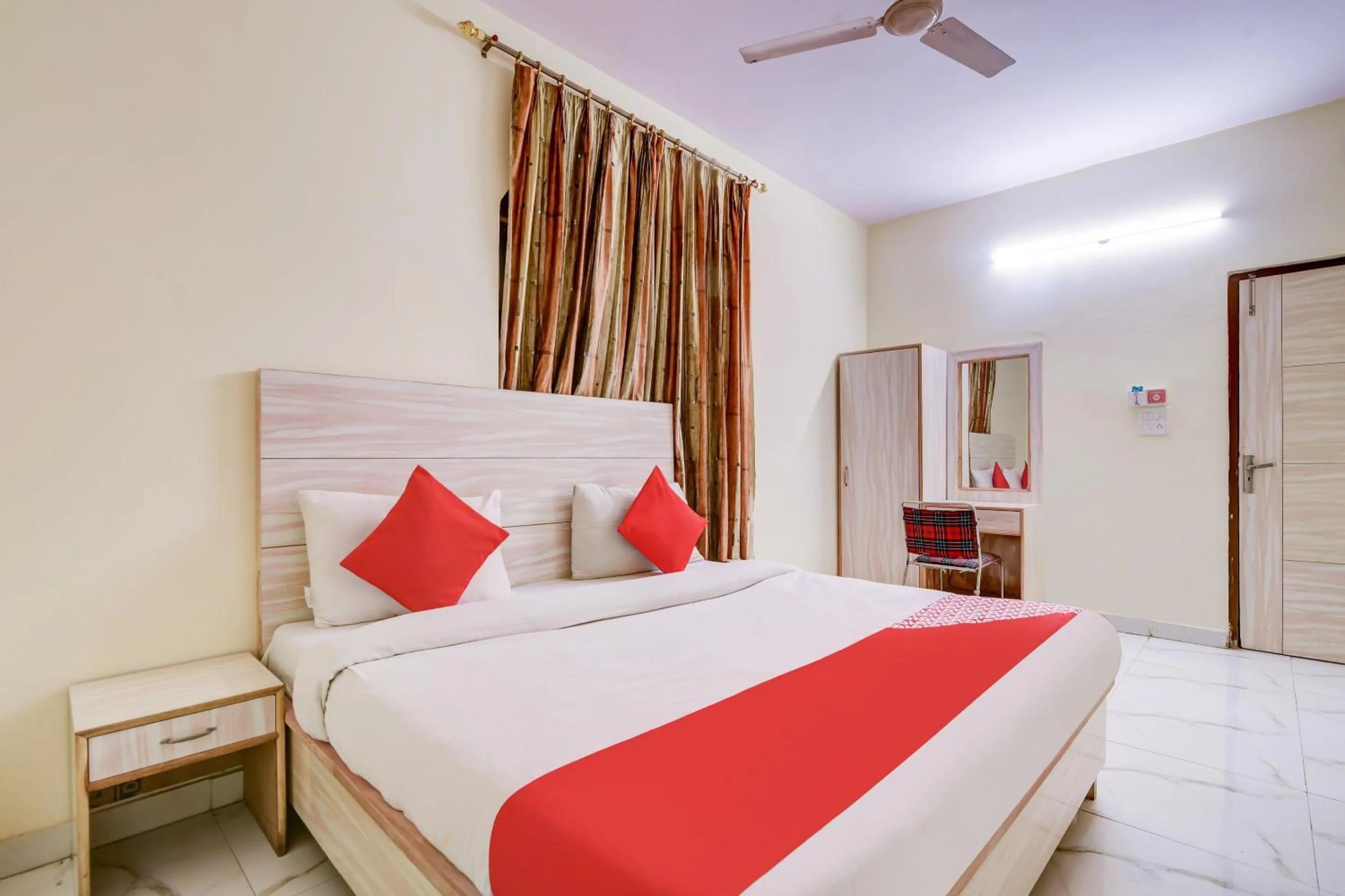 Bedroom, Bed in Hotel O Vishwakarma Palace