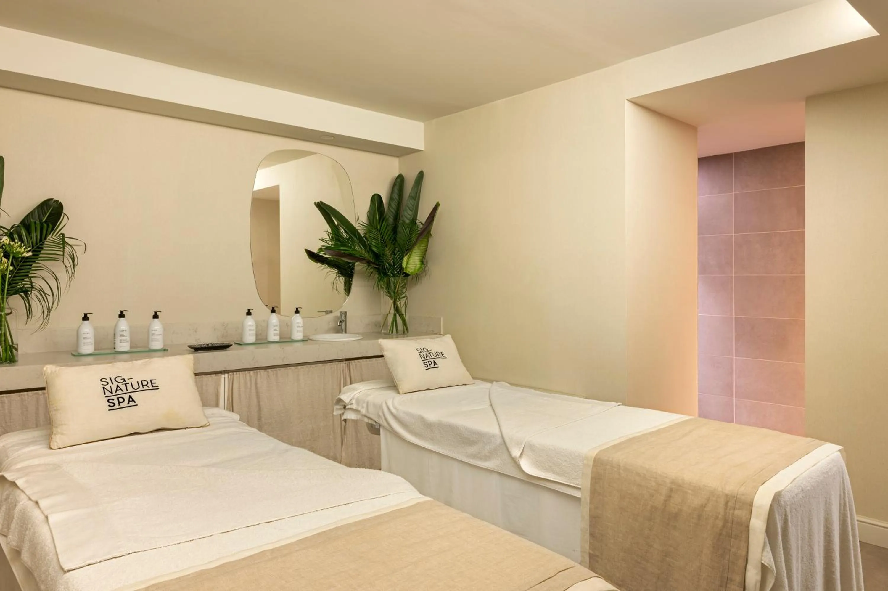 Spa and wellness centre/facilities, Bed in ME Sitges Terramar