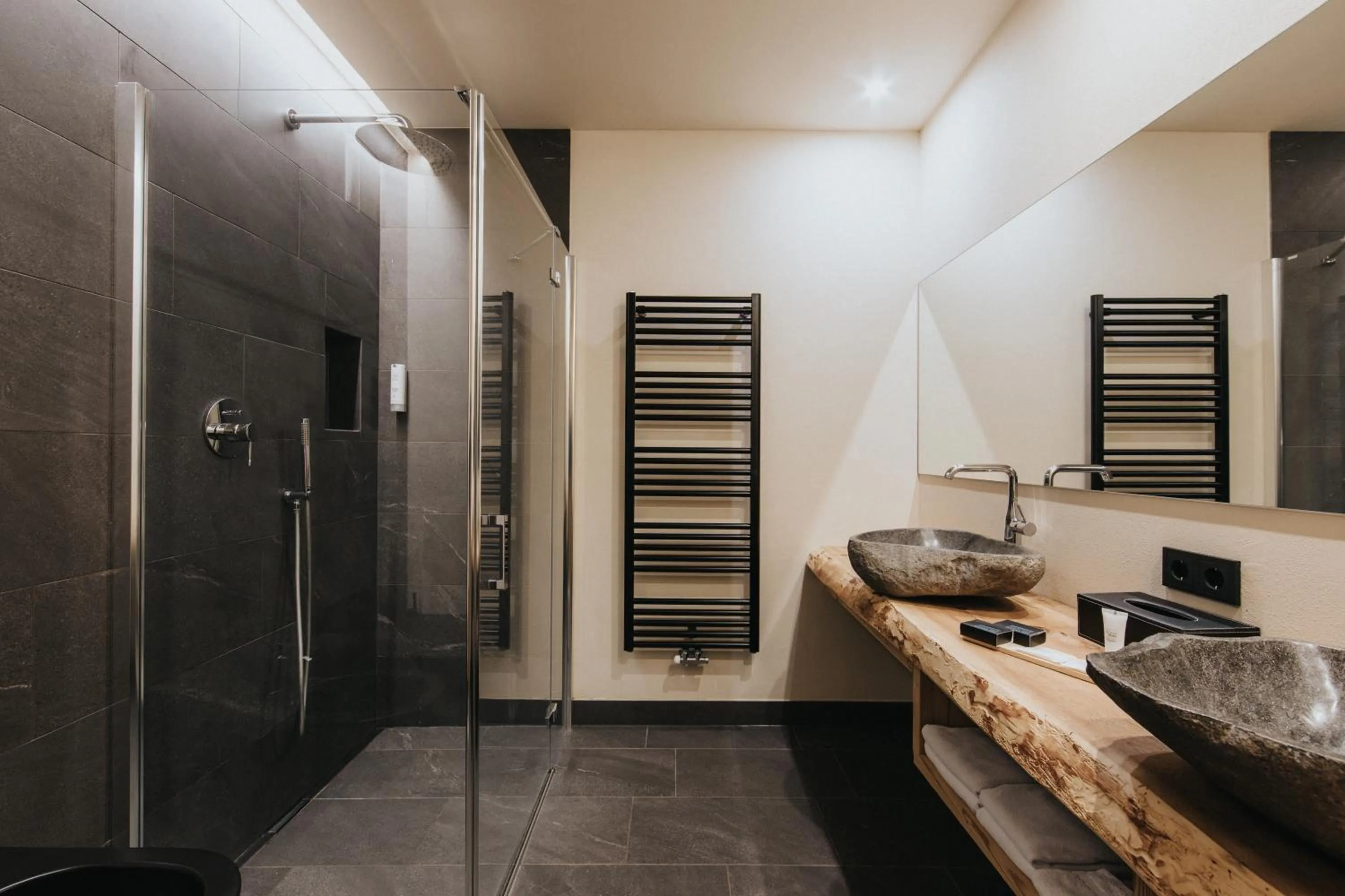 Shower in Presulis Hideaway Apartments & Restaurant