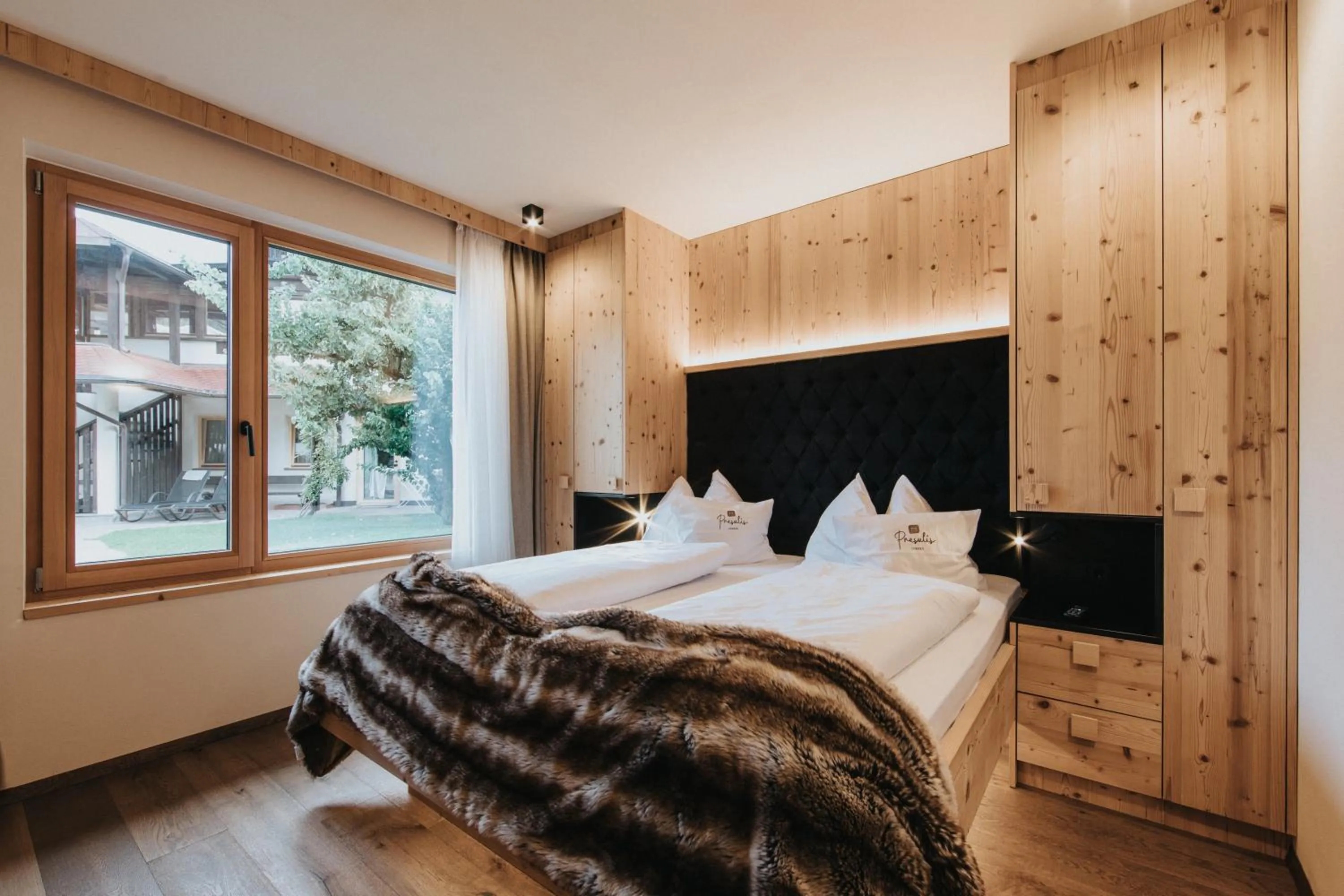 Bed in Presulis Hideaway Apartments & Restaurant