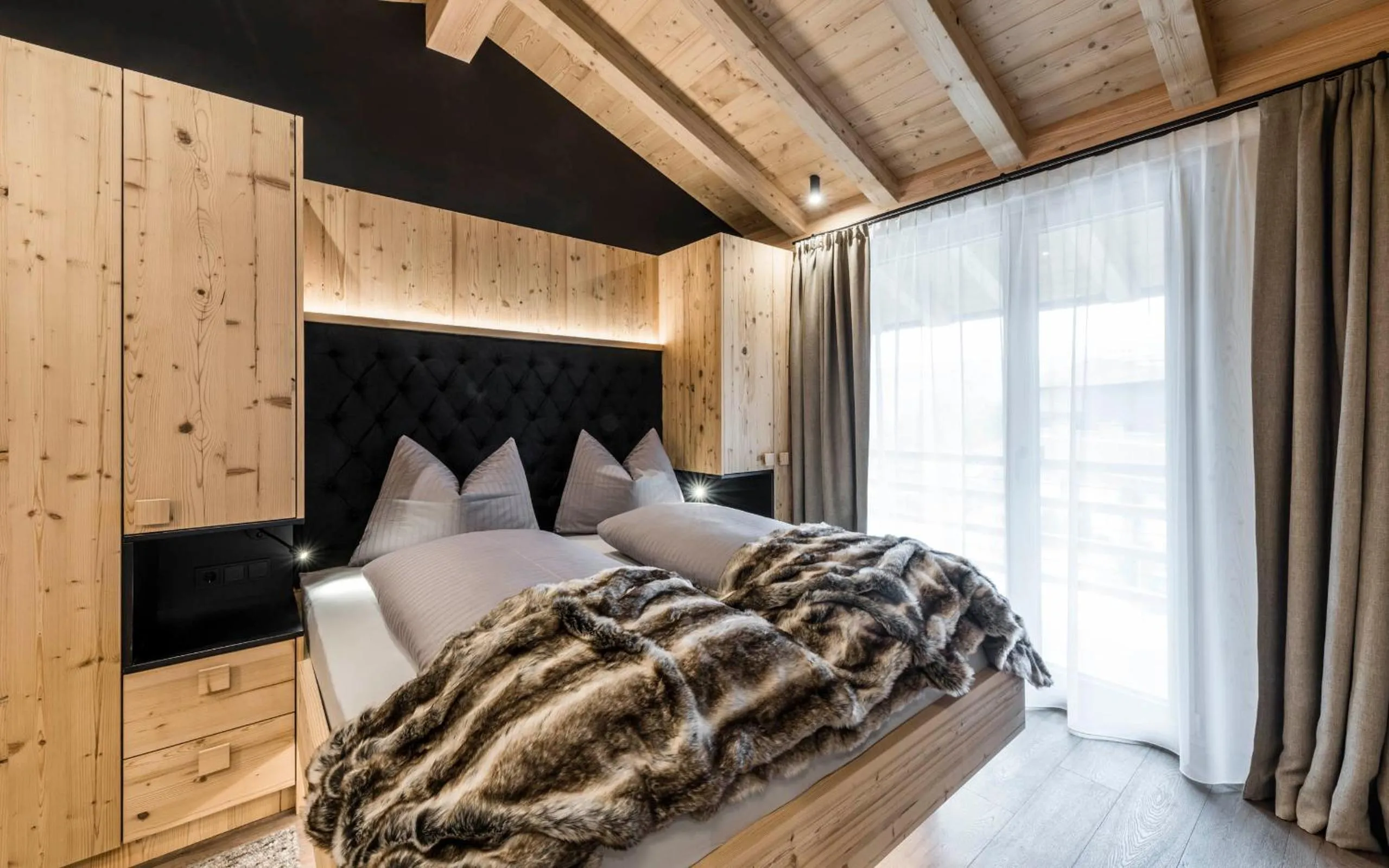 Bed in Presulis Hideaway Apartments & Restaurant