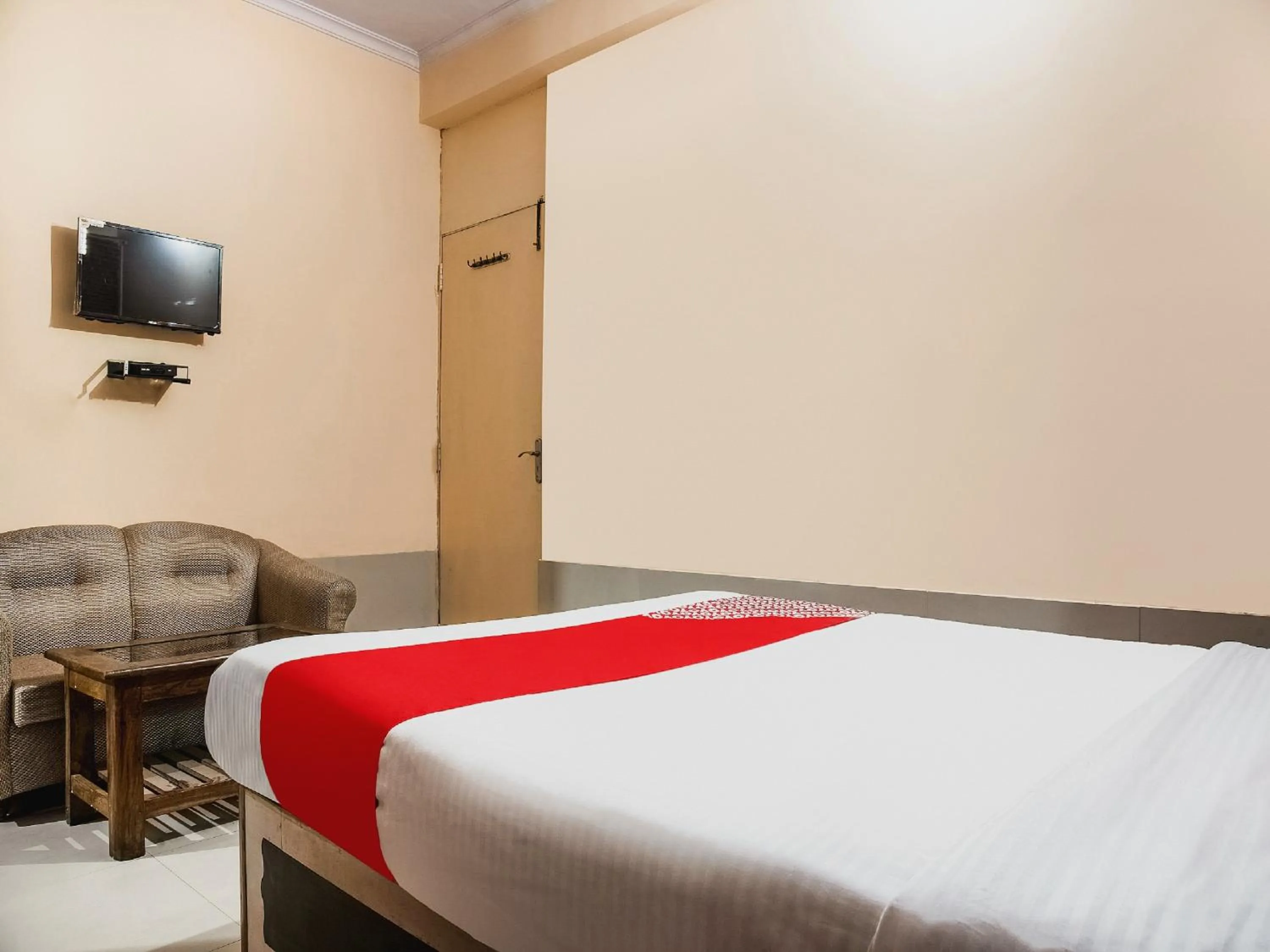 Facade/entrance, Bed in Hotel O Embassy Exhibition Rd