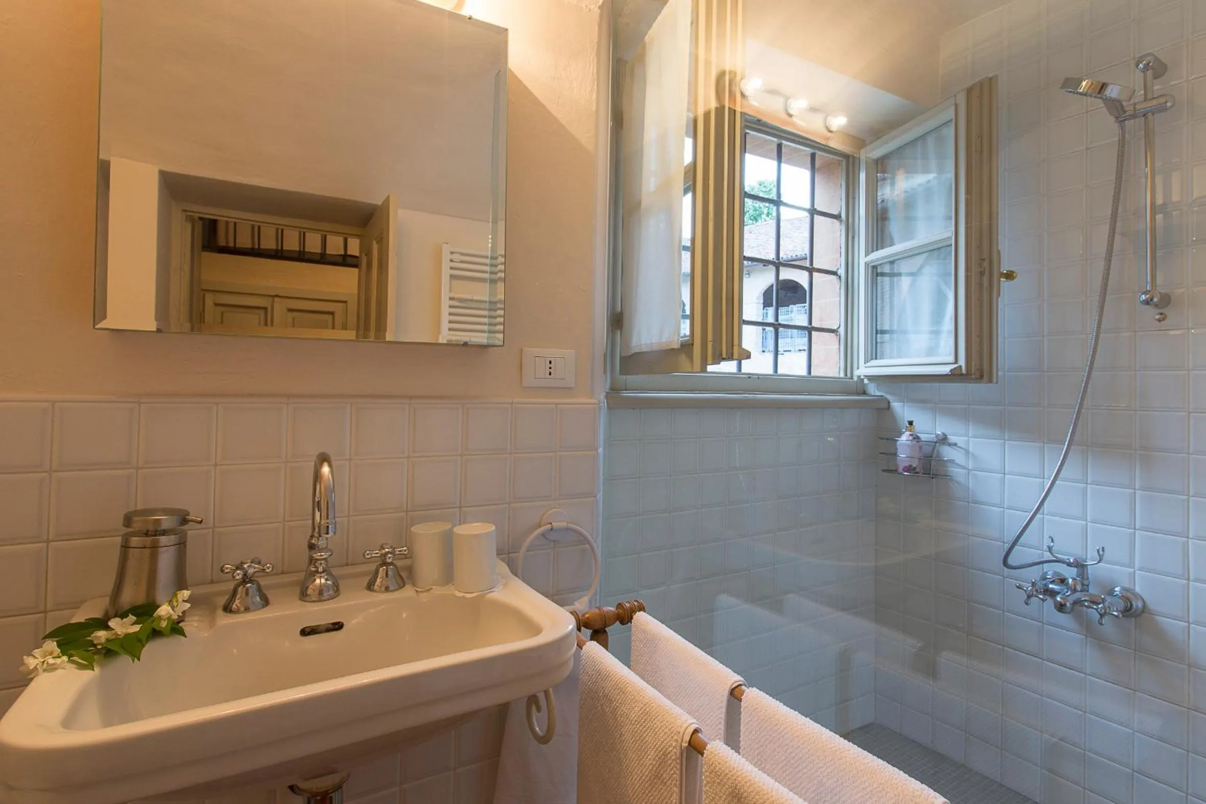 Shower in Marchesi Alfieri - Cantine e Ospitalità