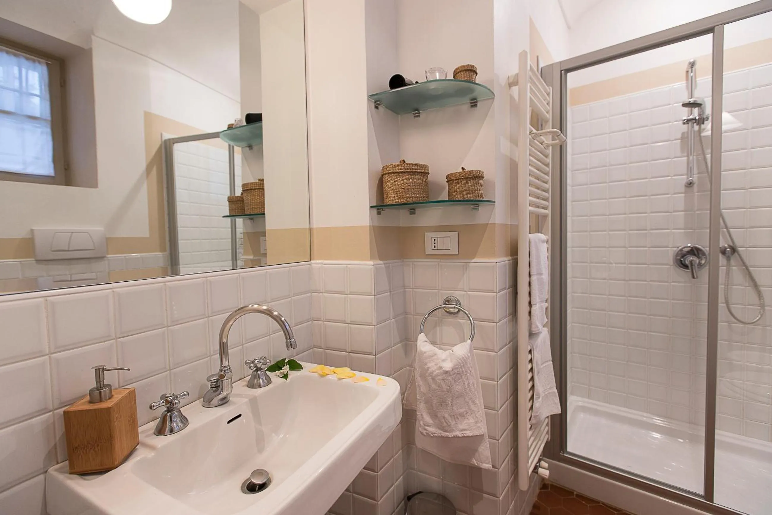 Shower in Marchesi Alfieri - Cantine e Ospitalità