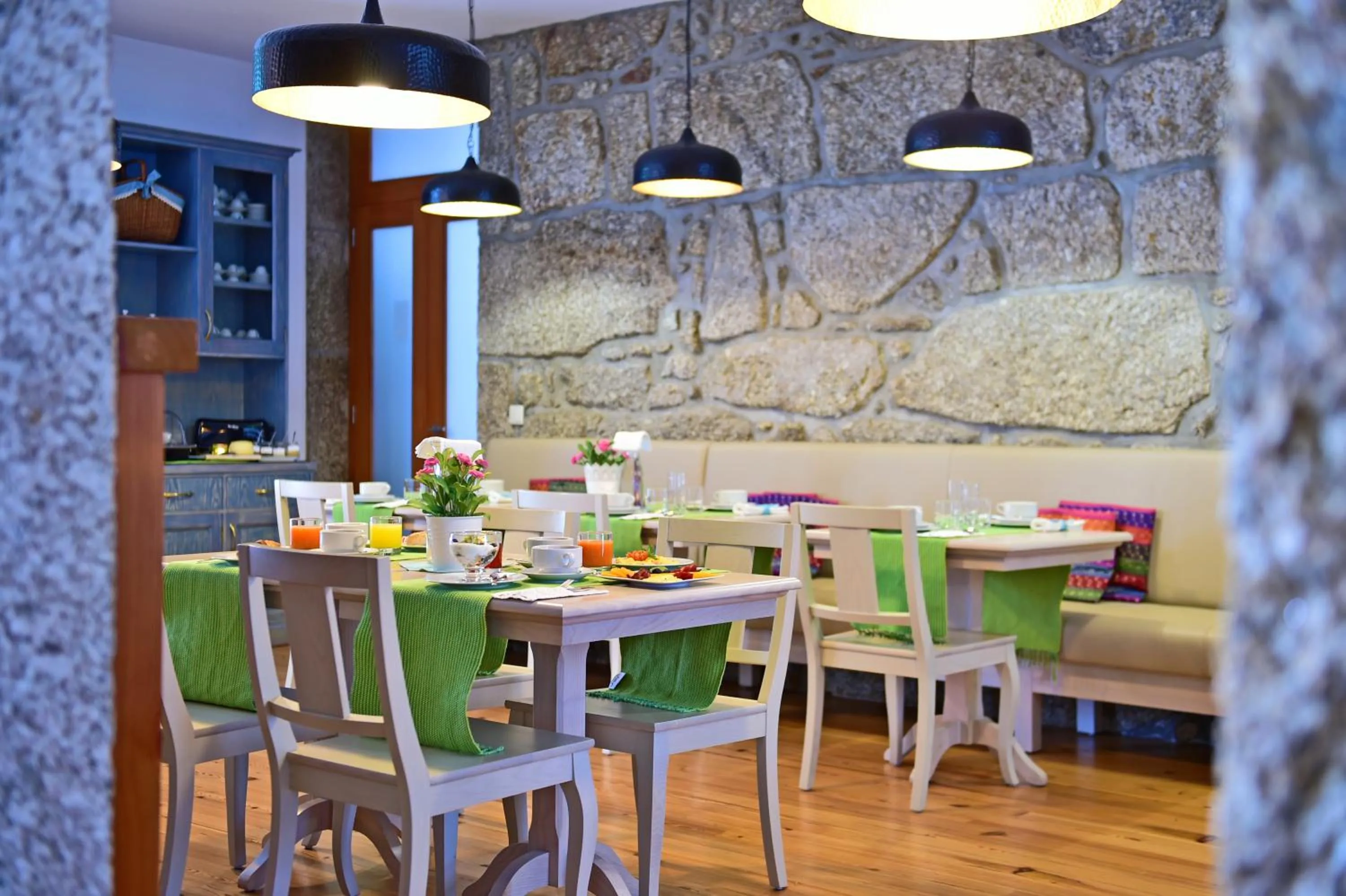 Restaurant/places to eat in Solar Egas Moniz-Charming House & Local Experiences