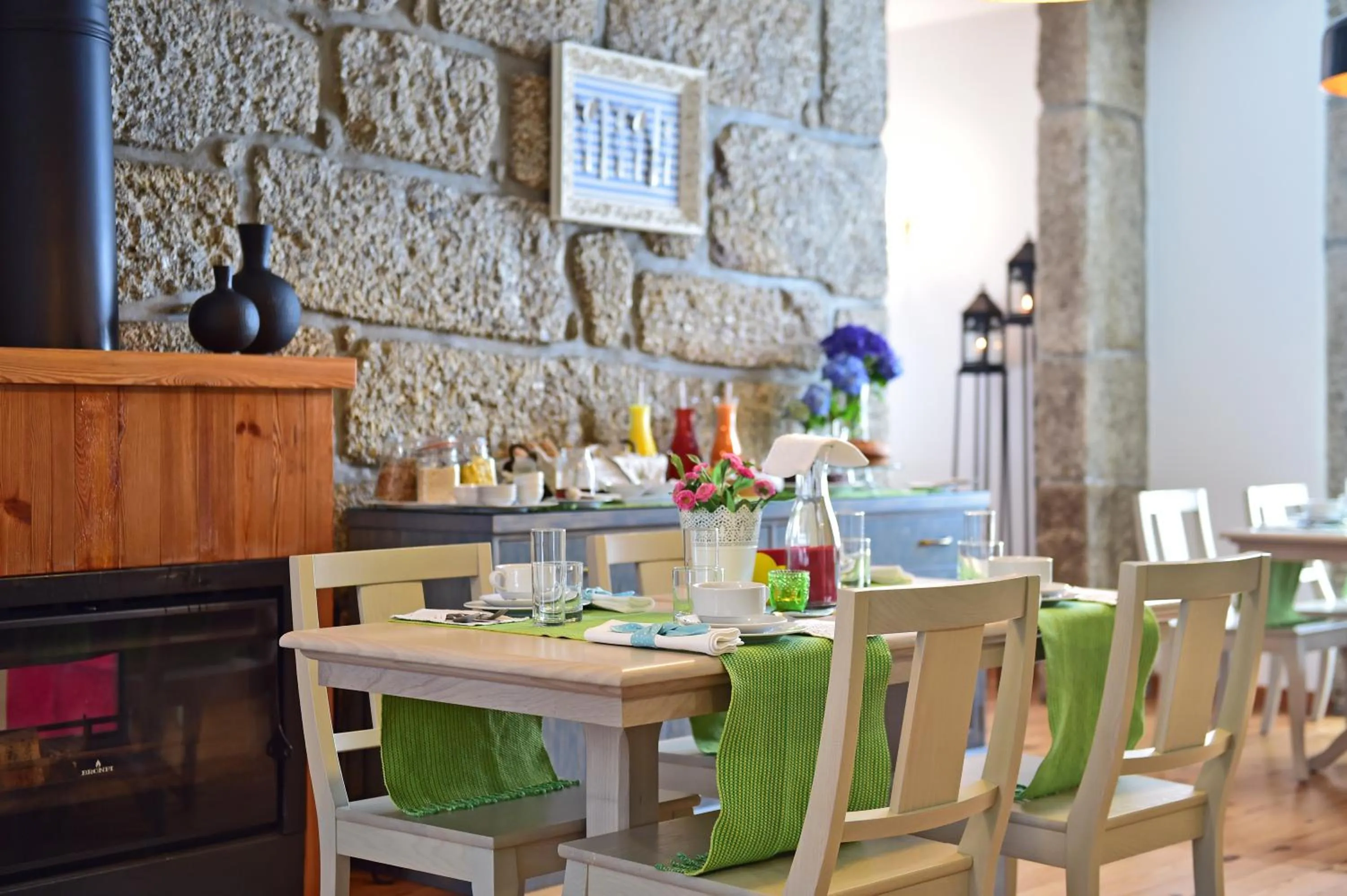 Restaurant/places to eat in Solar Egas Moniz-Charming House & Local Experiences