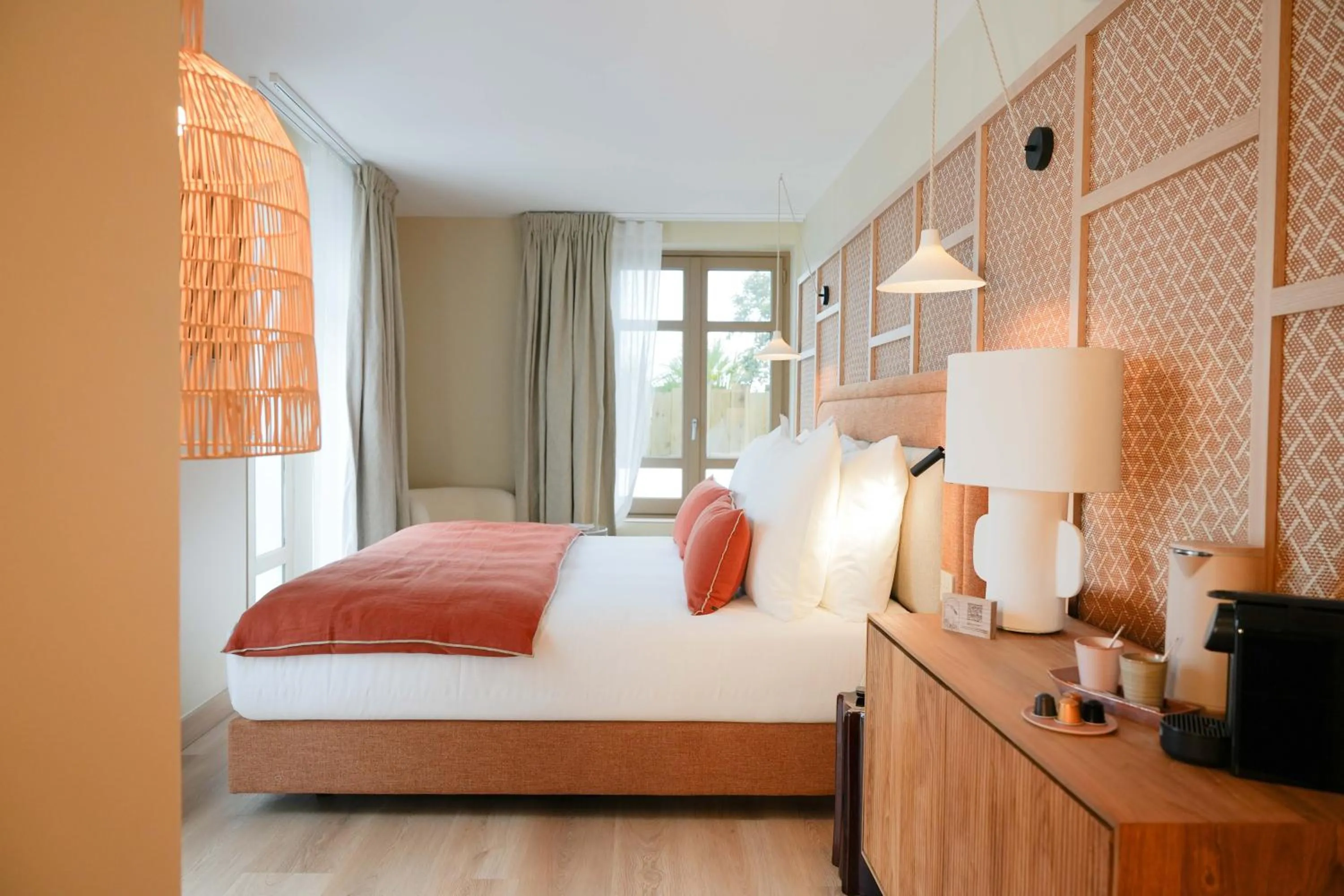 Photo of the whole room, Bed in Roc Seven Biarritz