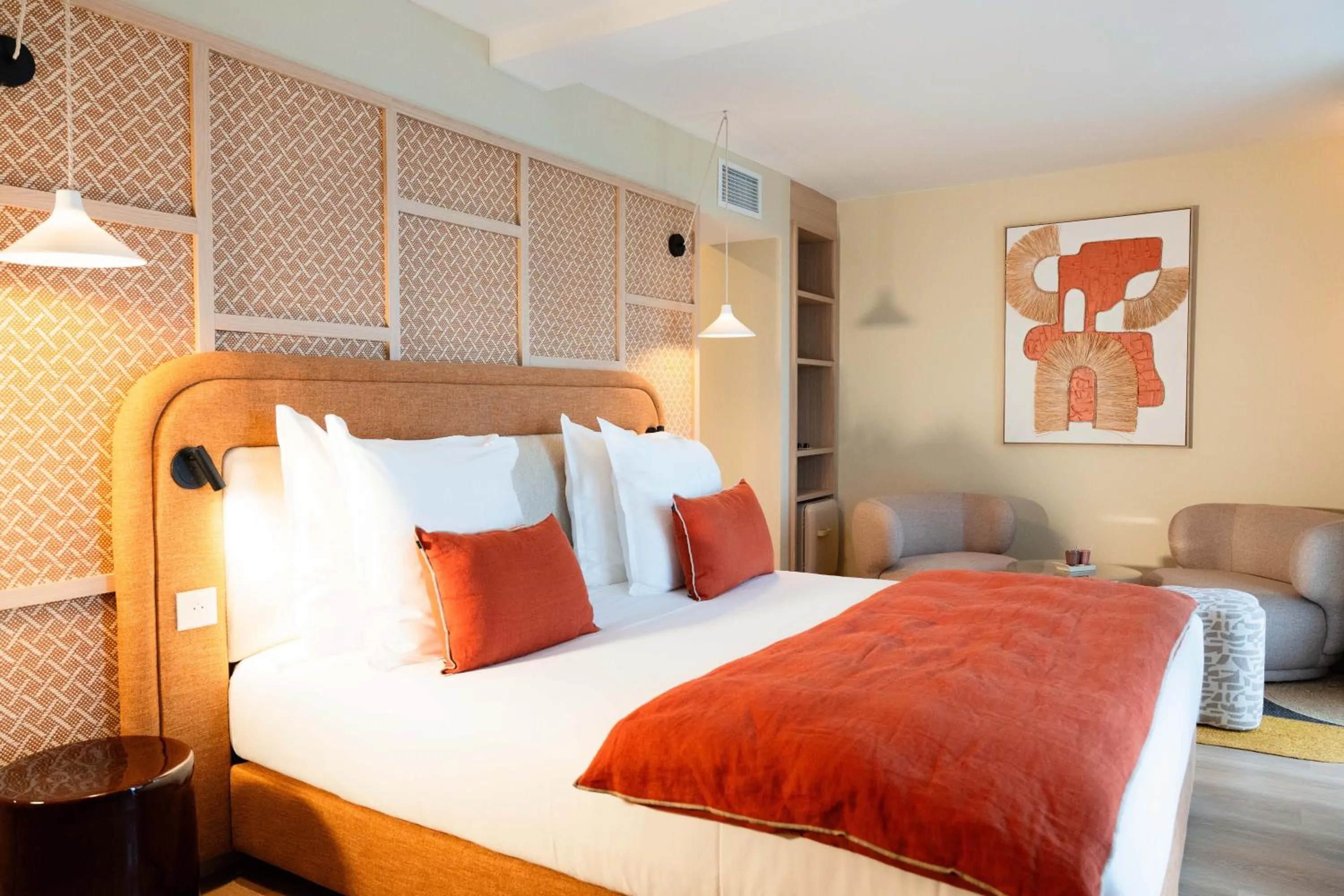 Seating area, Bed in Roc Seven Biarritz