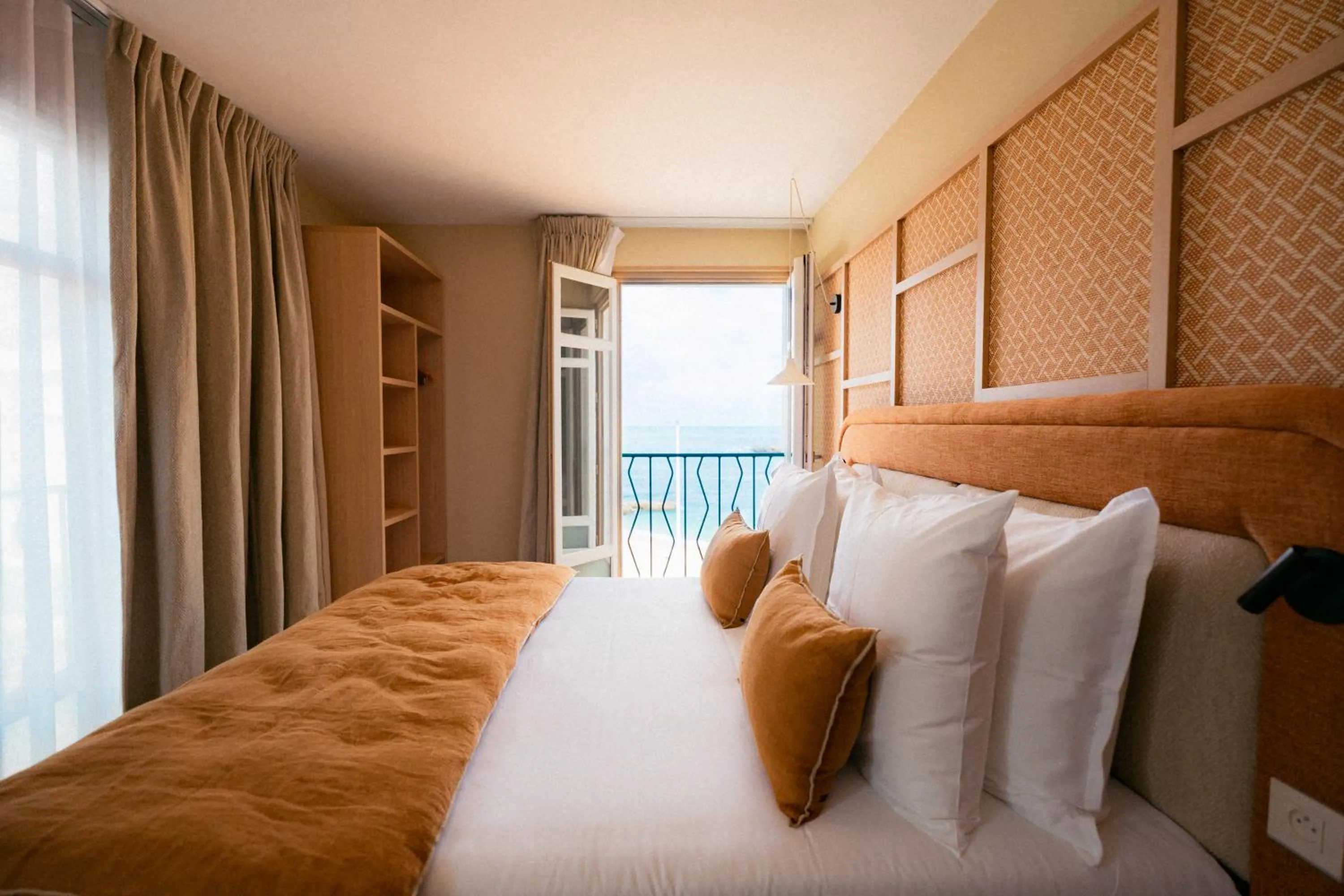 Photo of the whole room, Bed in Roc Seven Biarritz