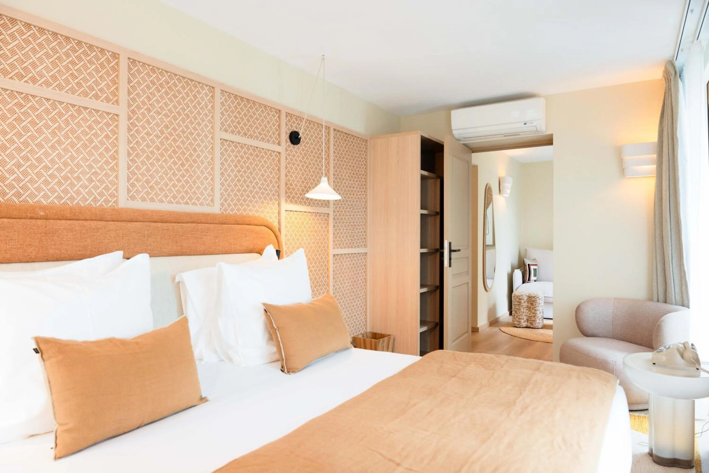 Photo of the whole room, Bed in Roc Seven Biarritz