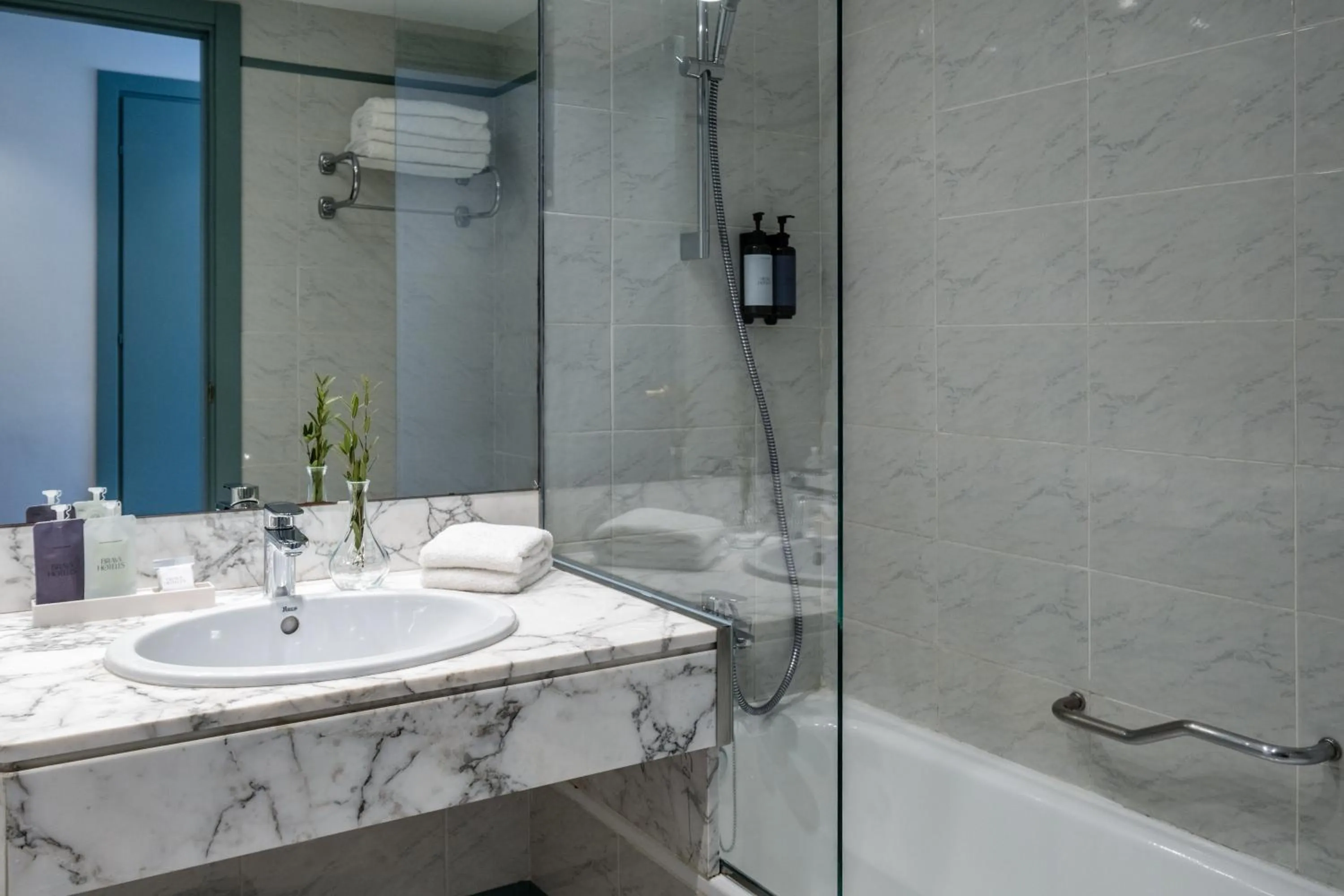 Bathroom in Hotel Montjoi by Brava Hoteles