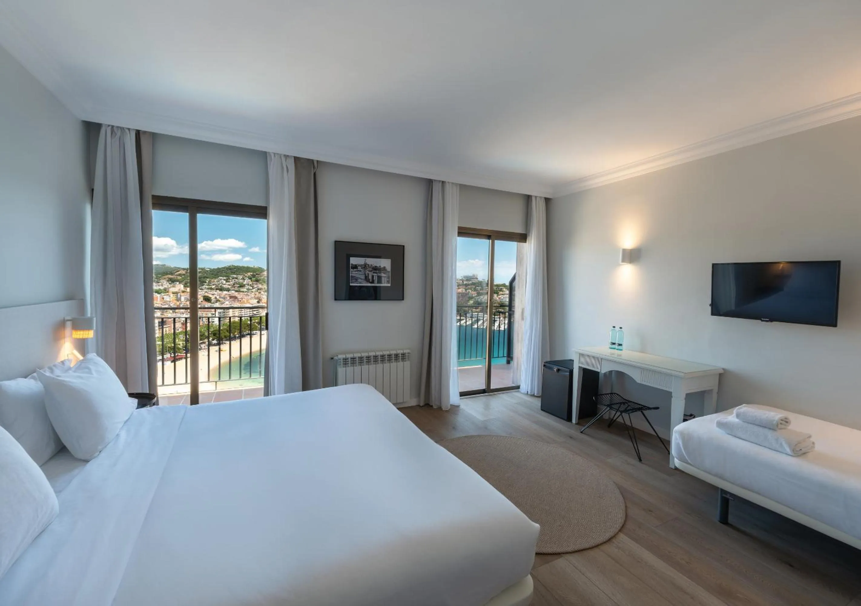 Balcony/Terrace, Bed in Hotel Montjoi by Brava Hoteles