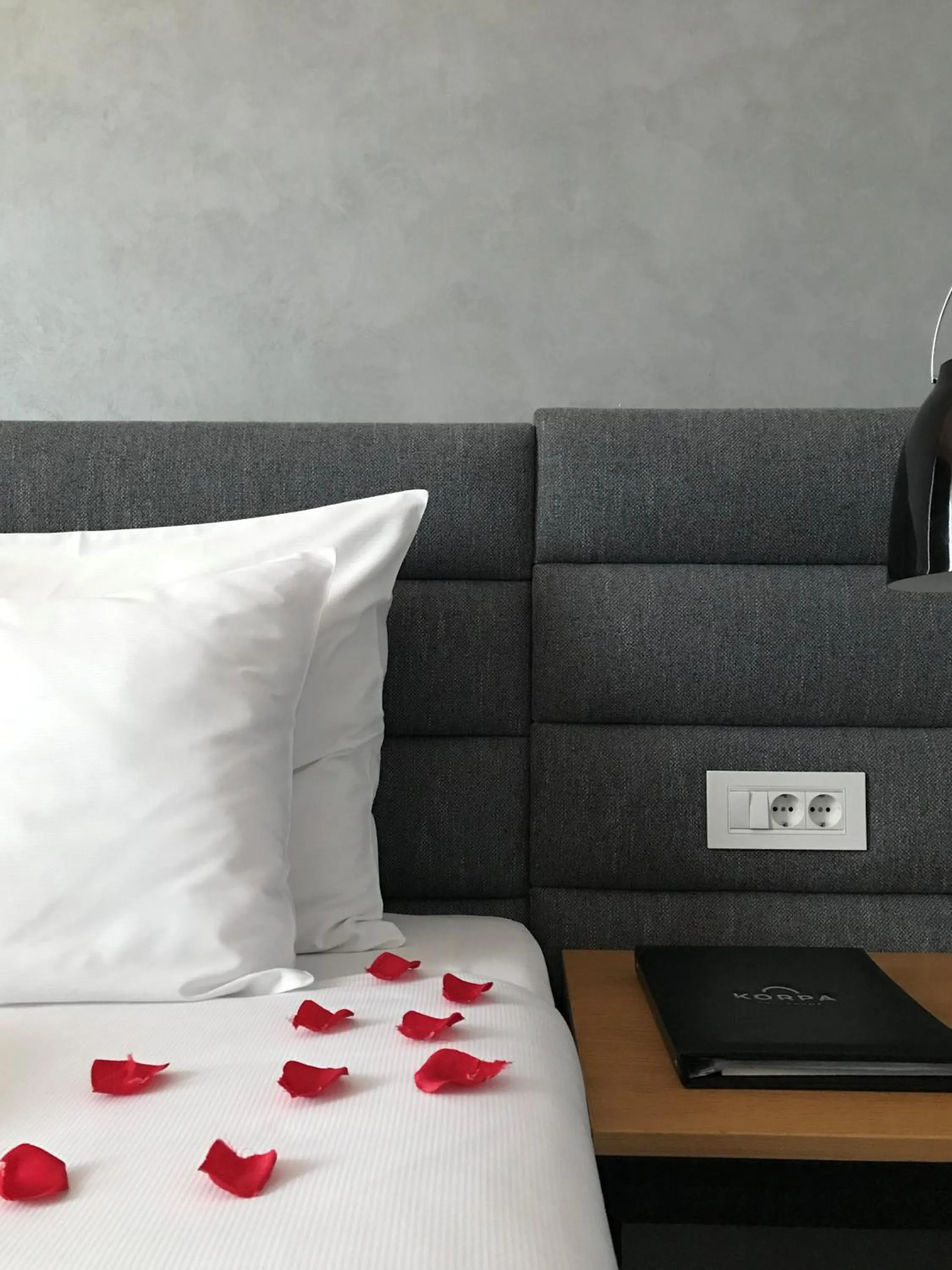 Bed in Korpa Deli Rooms