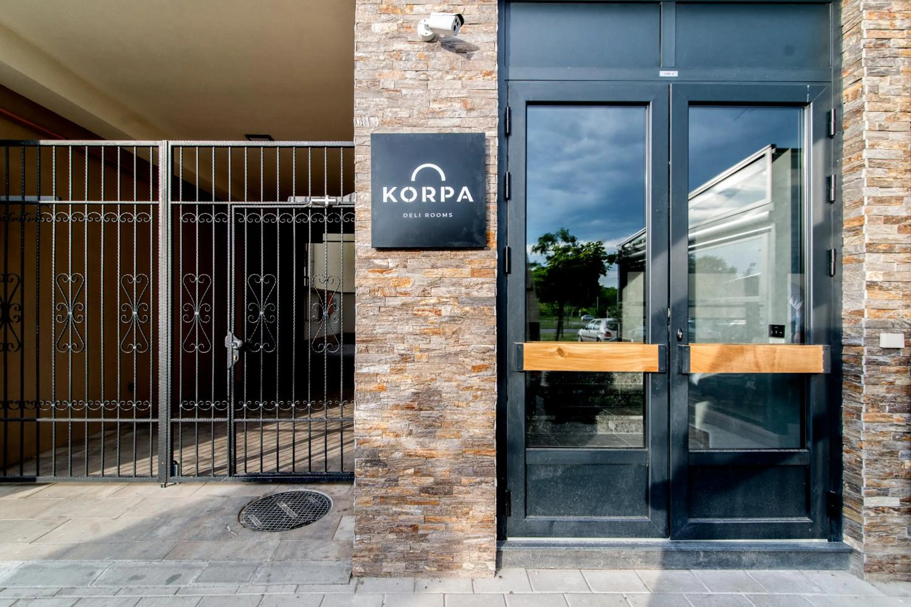 Facade/entrance in Korpa Deli Rooms