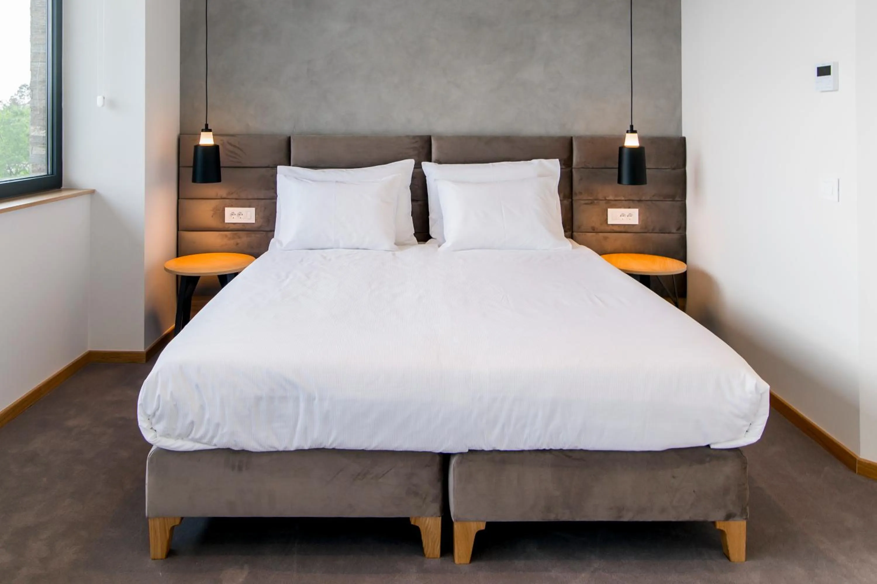 Bed in Korpa Deli Rooms