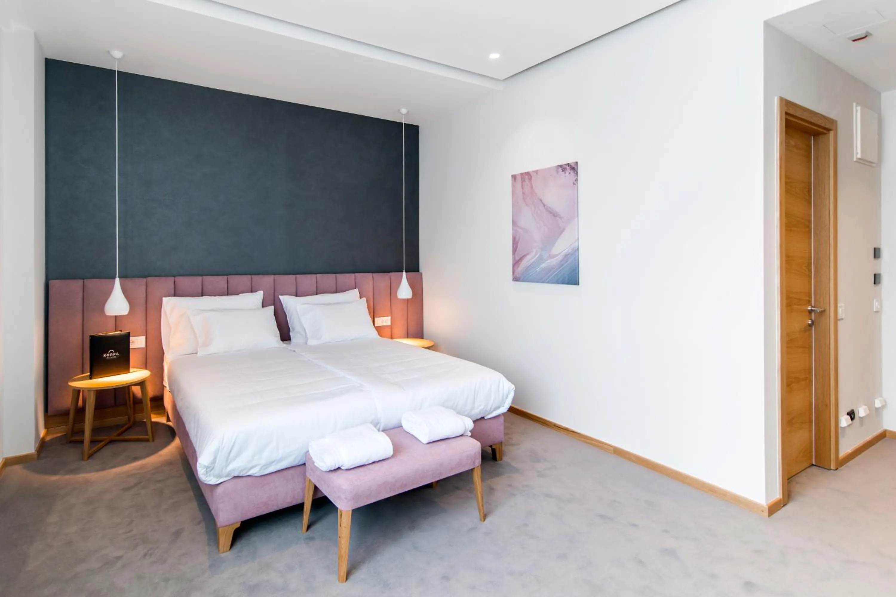 Bed in Korpa Deli Rooms