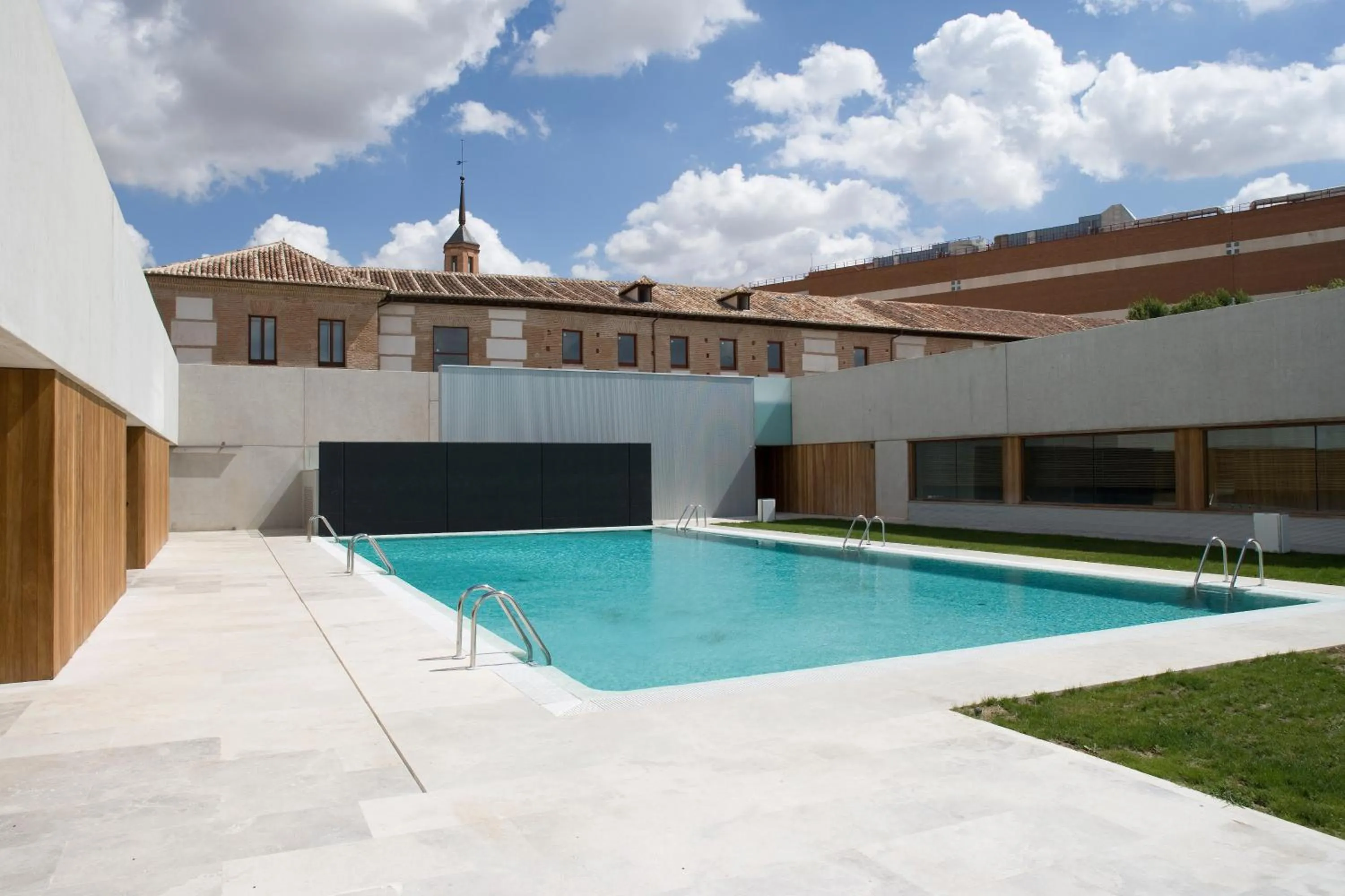 Swimming pool in Parador de Alcalá de Henares