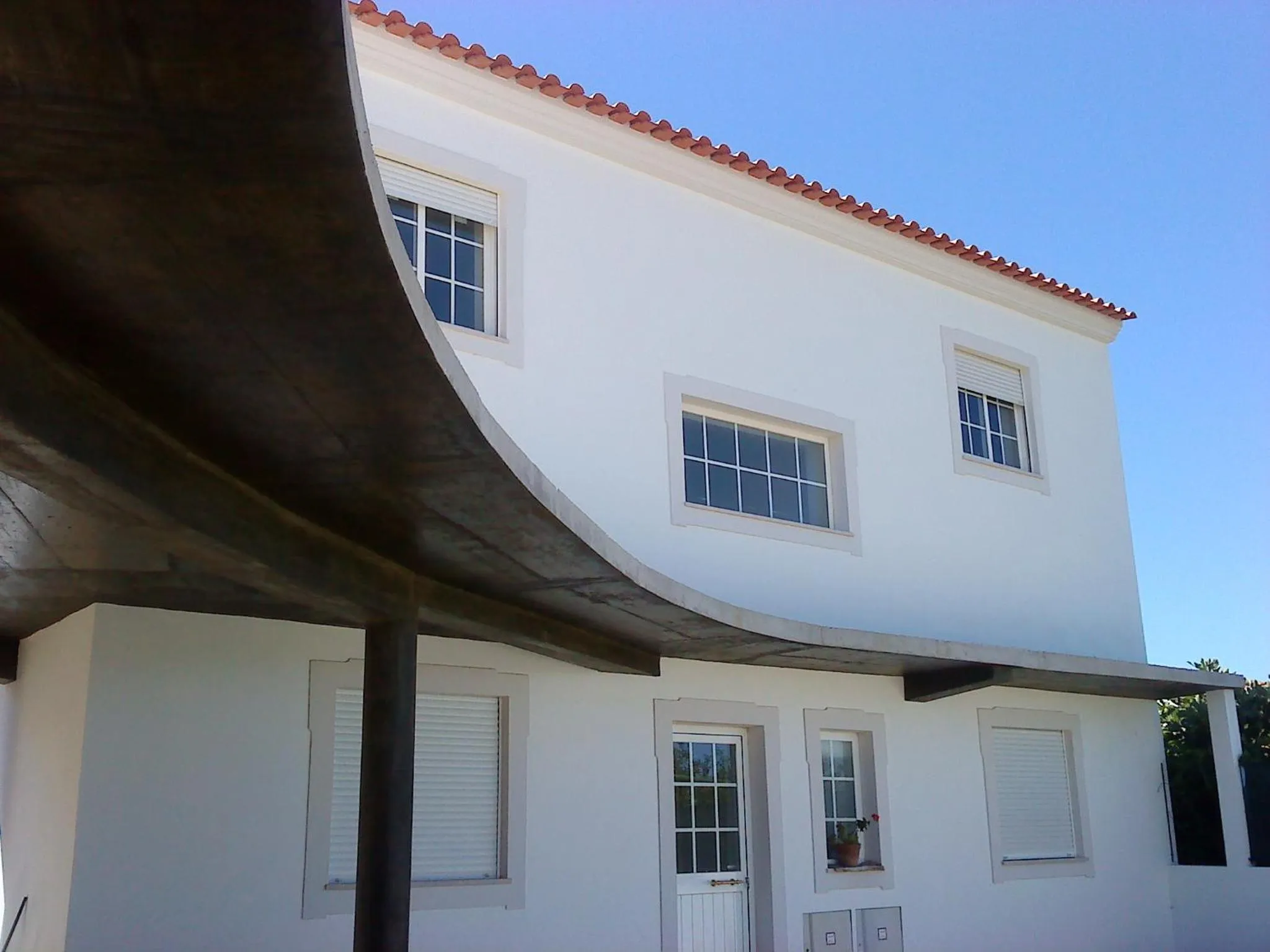 Facade/entrance in RC - Pata Residence