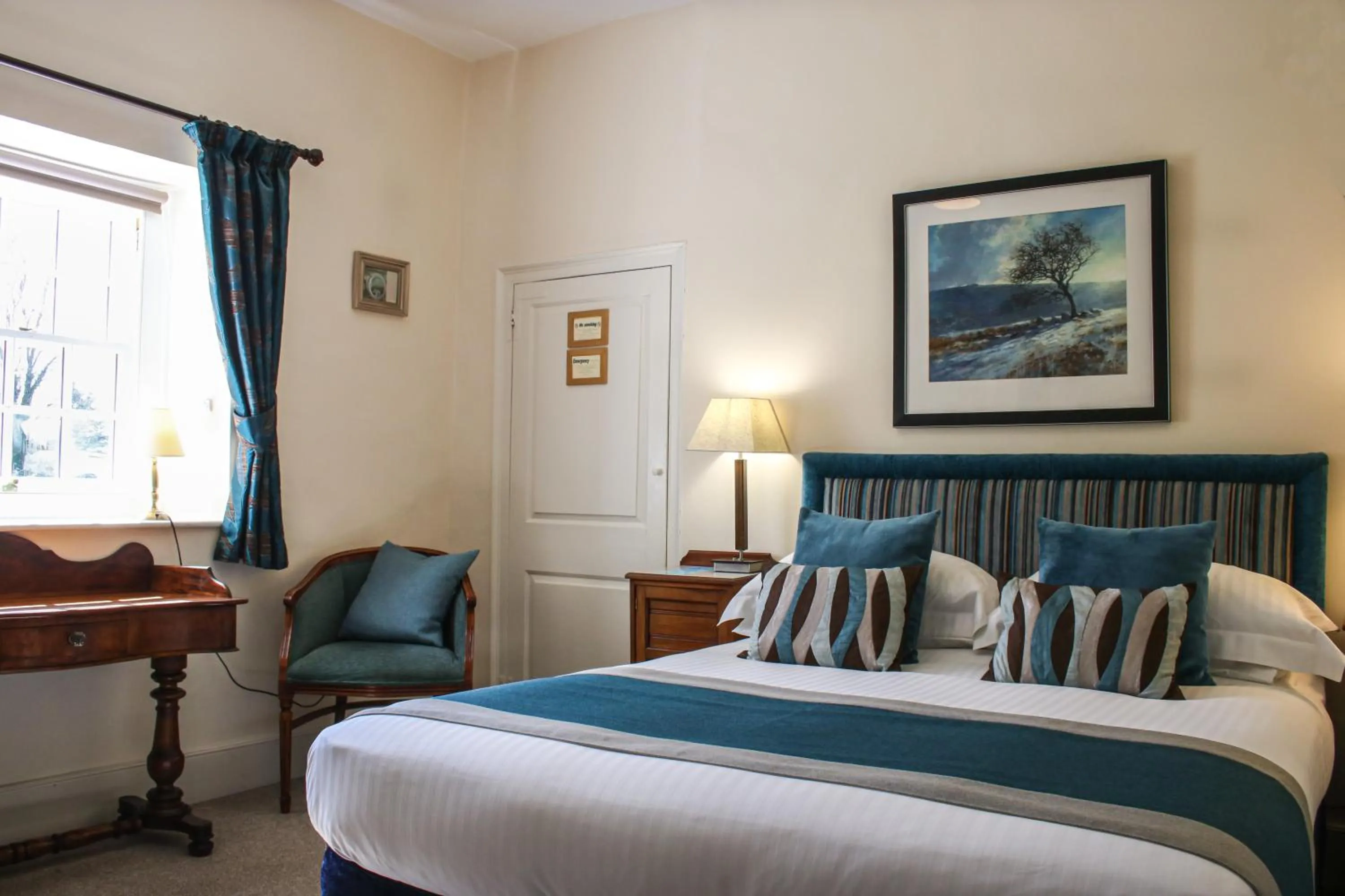 Bed in Rollestone Manor B&B and Restaurant