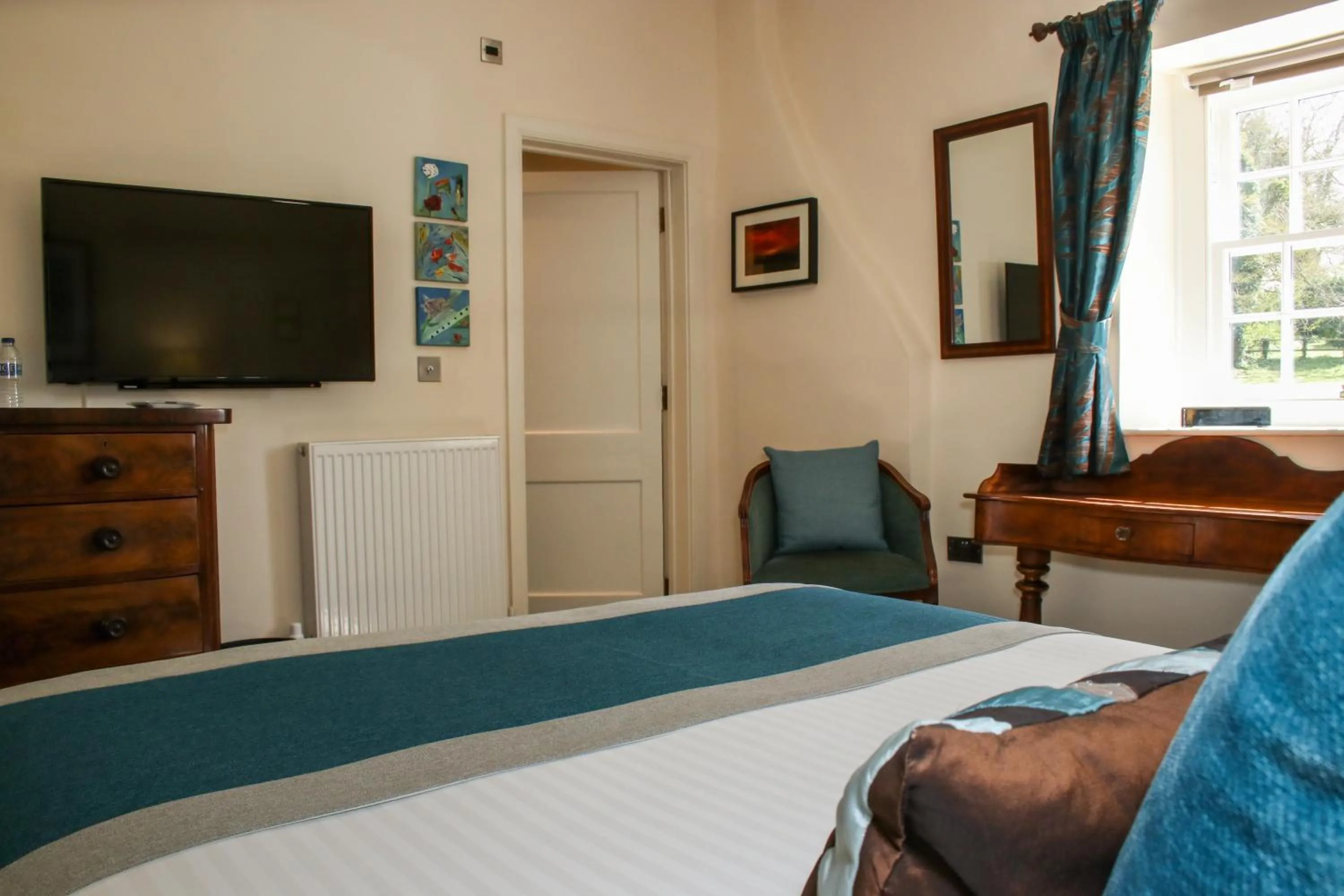 Bed in Rollestone Manor B&B and Restaurant