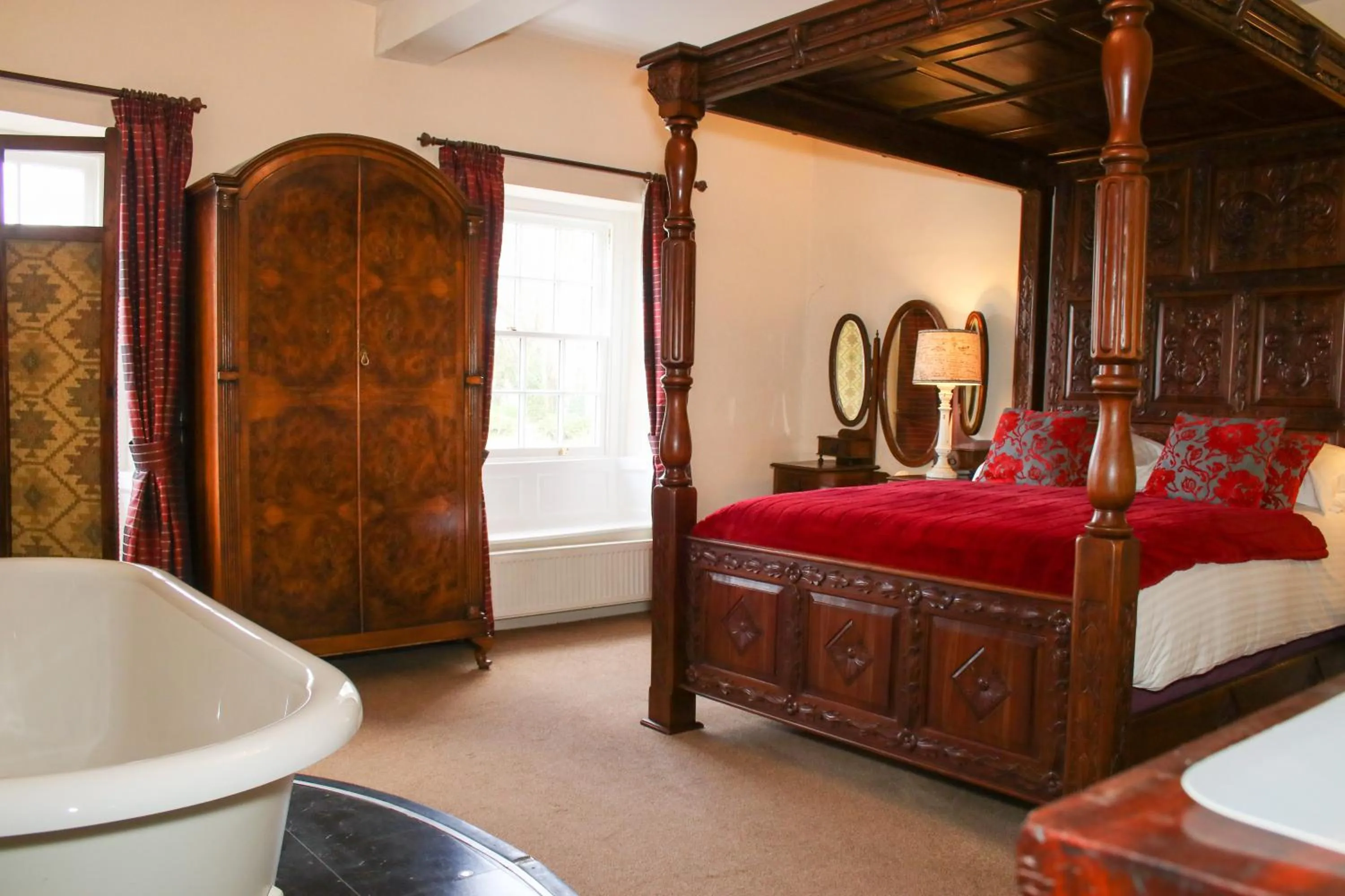 Bed in Rollestone Manor B&B and Restaurant