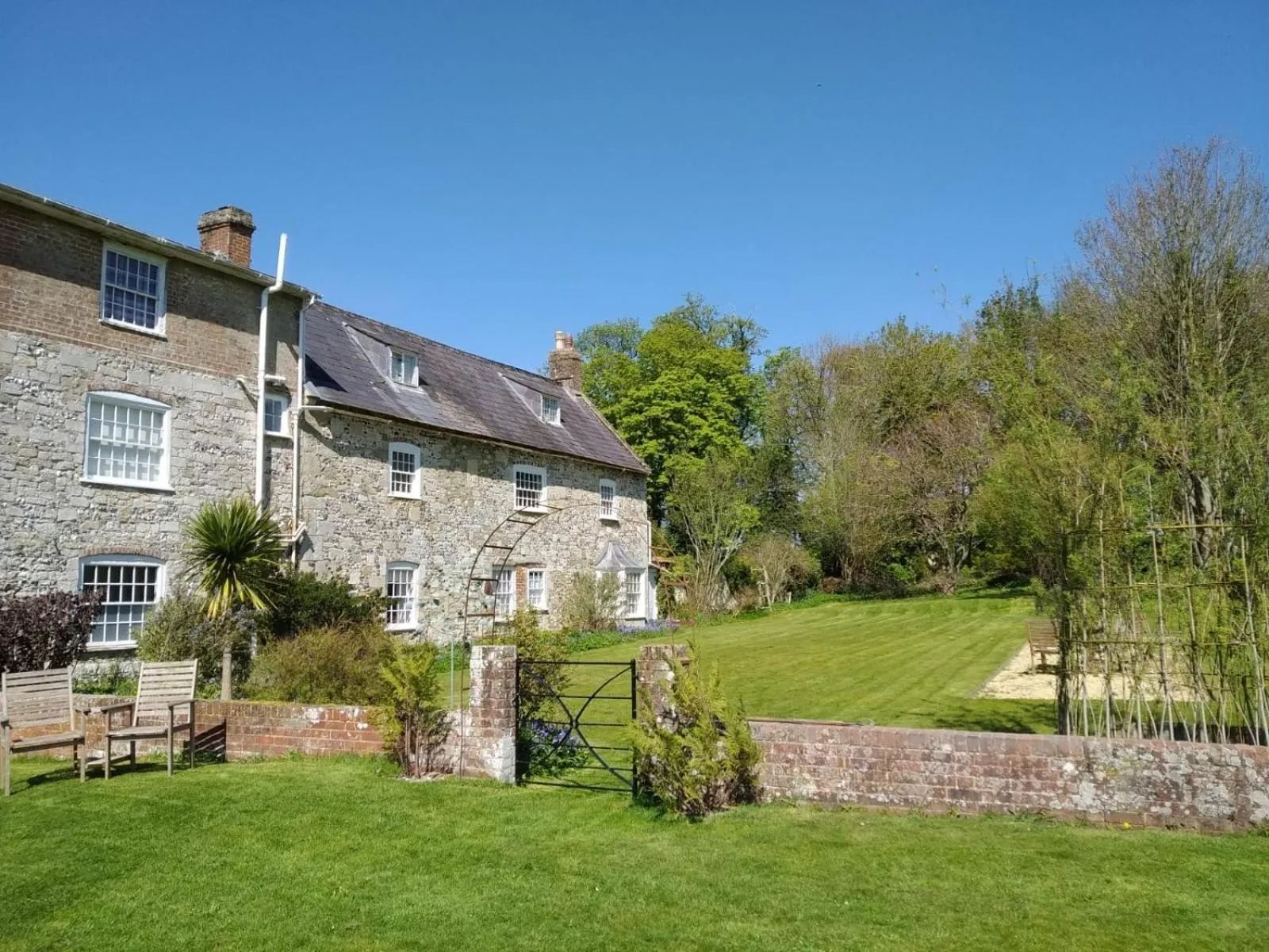 Garden in Rollestone Manor B&B and Restaurant