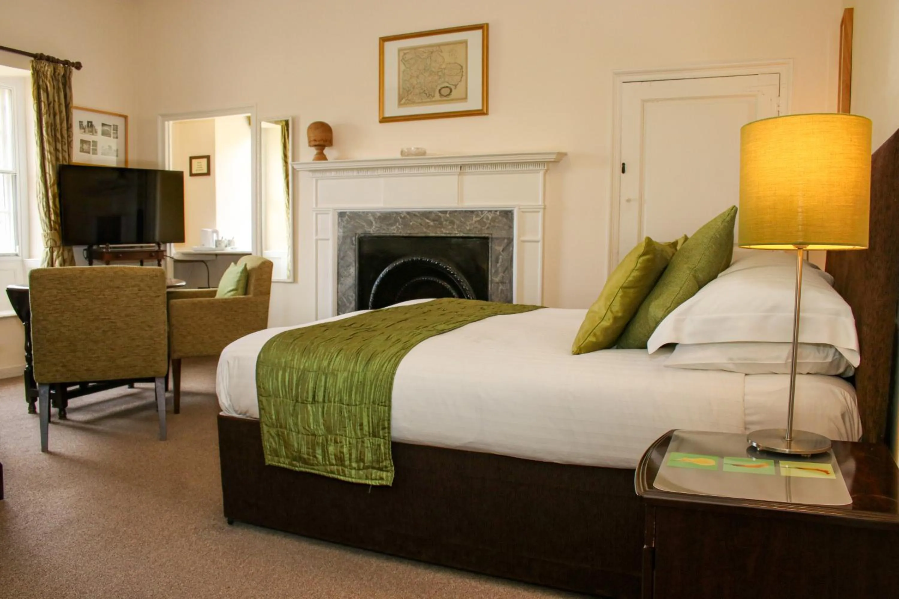 Bed in Rollestone Manor B&B and Restaurant