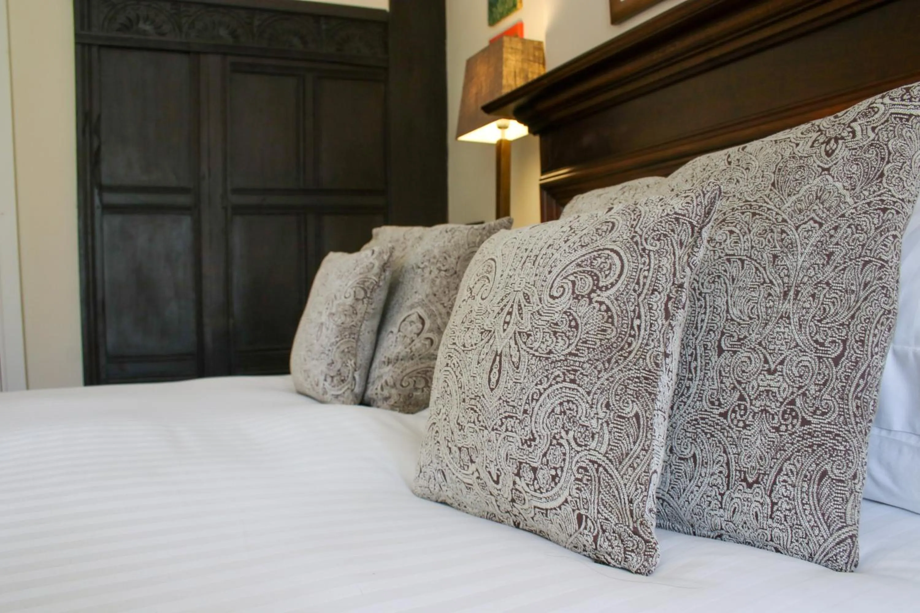 Bed in Rollestone Manor B&B and Restaurant