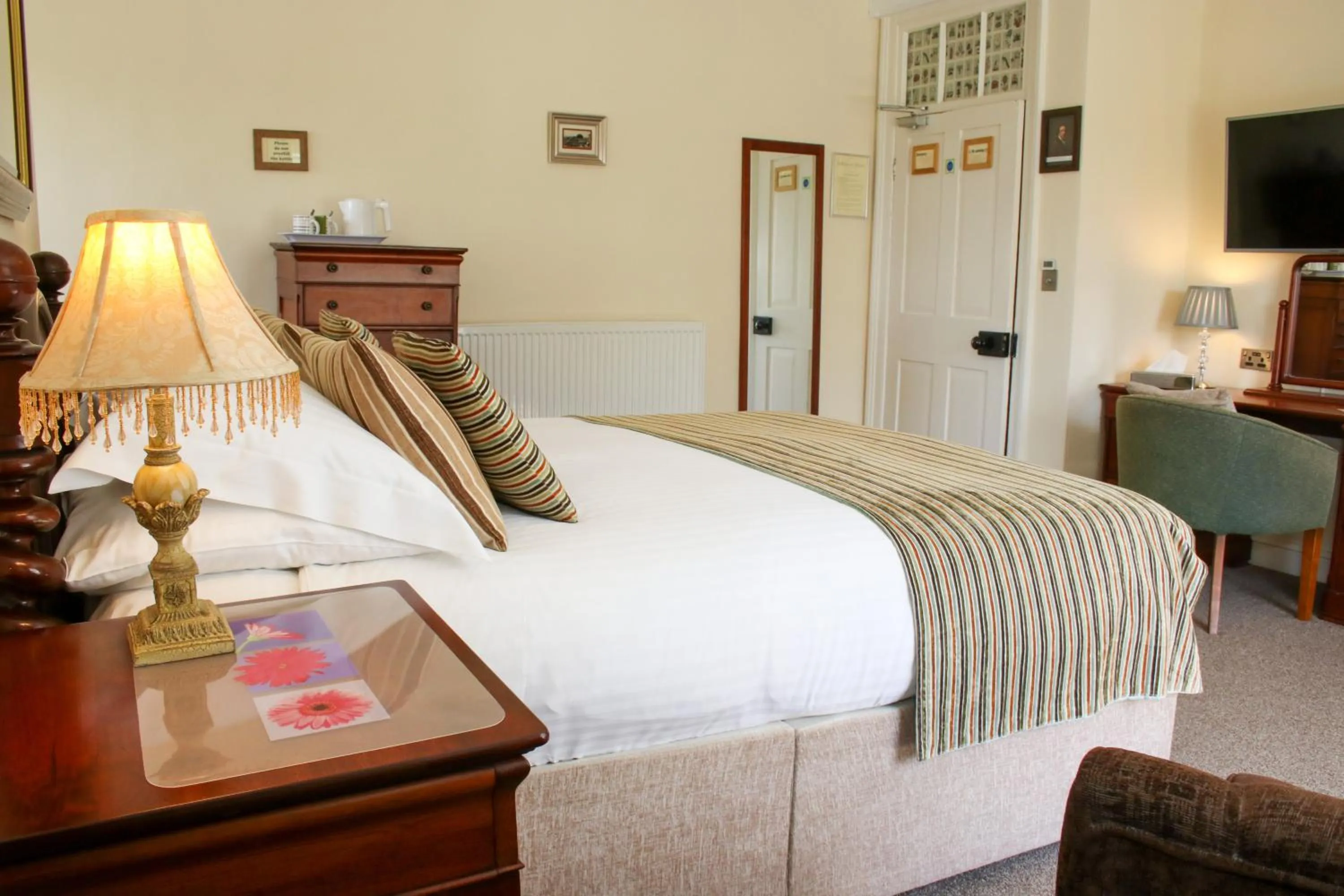 Bed in Rollestone Manor B&B and Restaurant