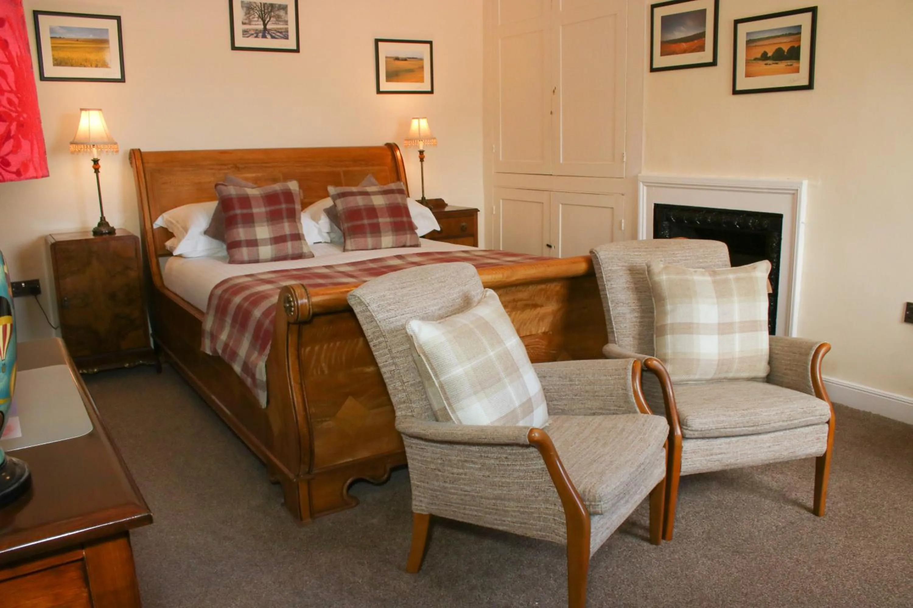 Bed in Rollestone Manor B&B and Restaurant