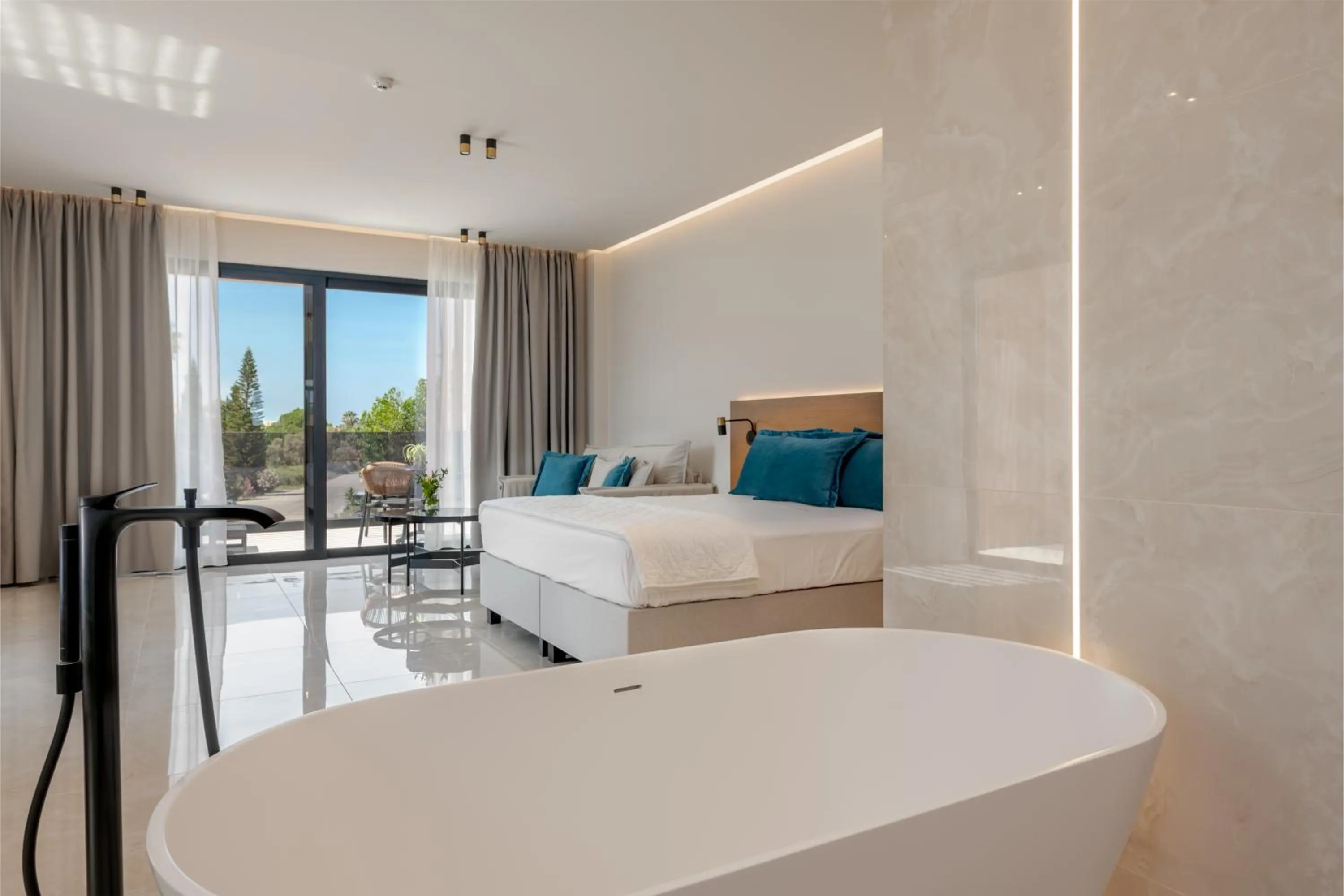 Bedroom, Bed in Canadian Hotel