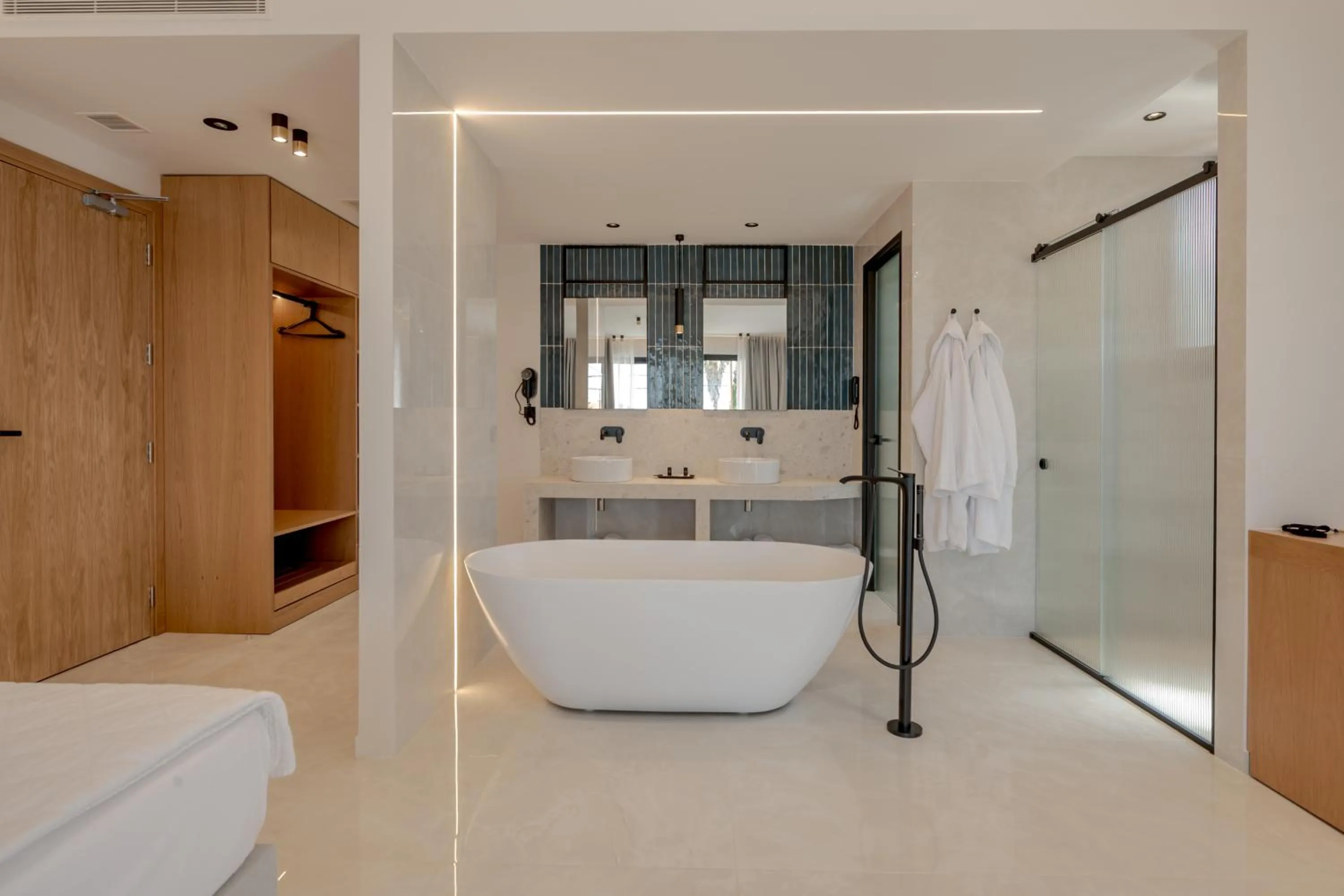 Bath, Bed in Canadian Hotel