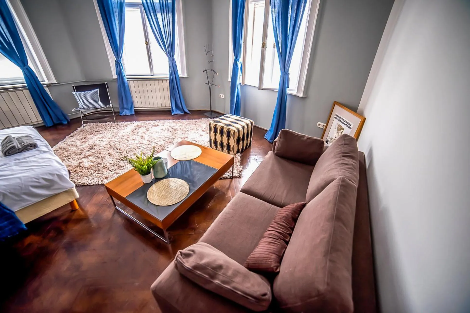 Seating area in 2B Hostel & Rooms