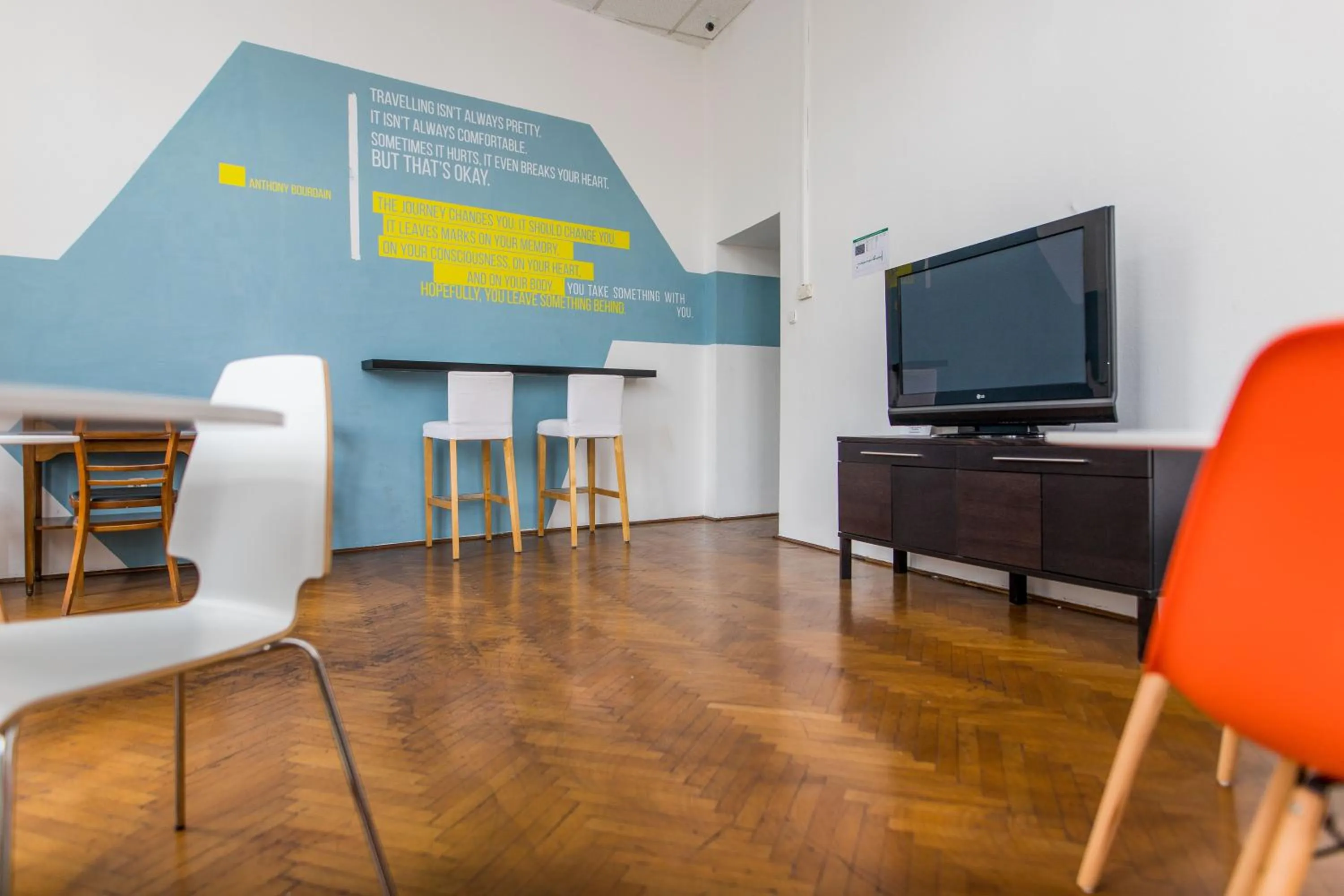 Communal lounge/ TV room in 2B Hostel & Rooms