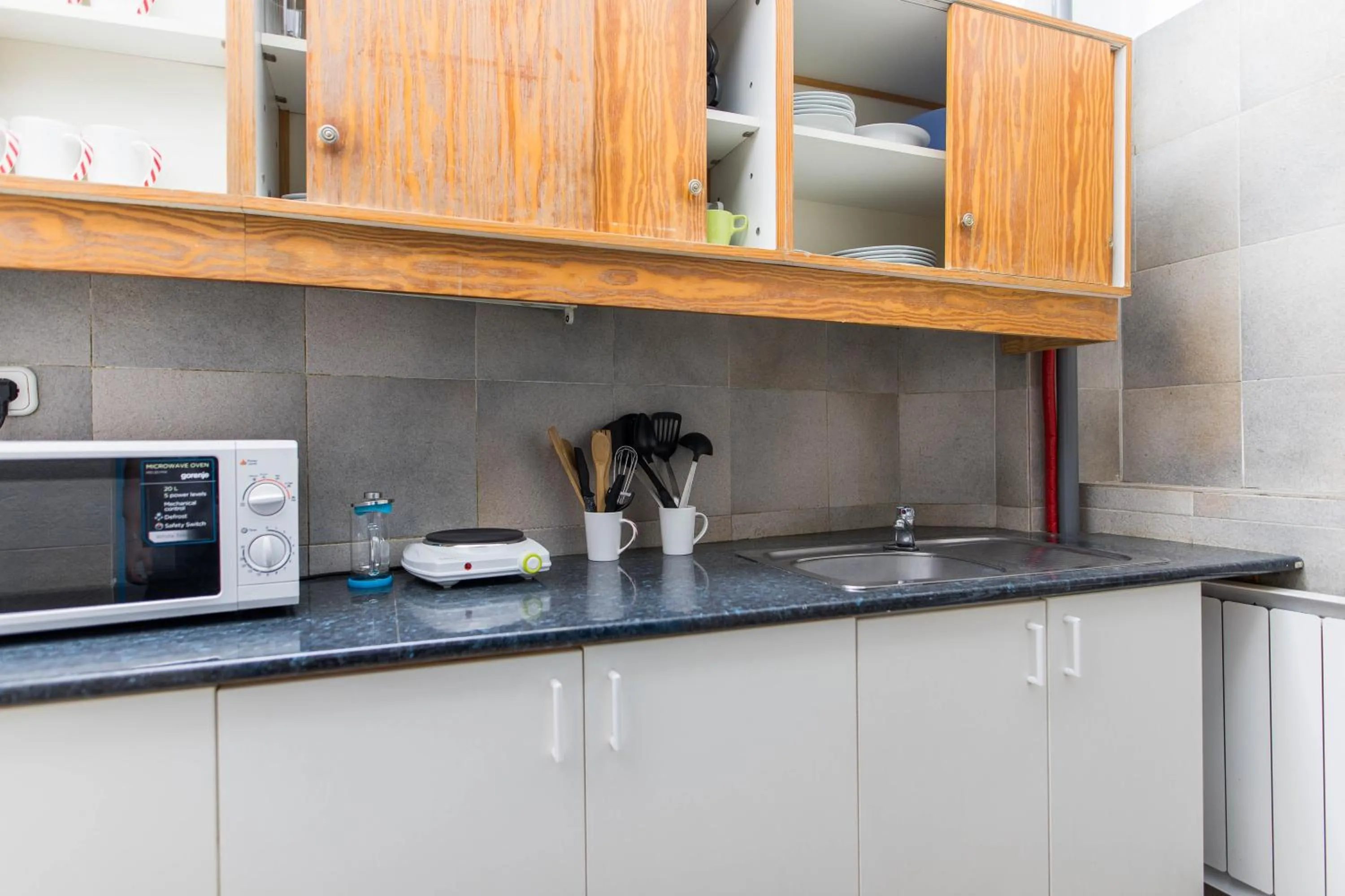 Communal kitchen in 2B Hostel & Rooms