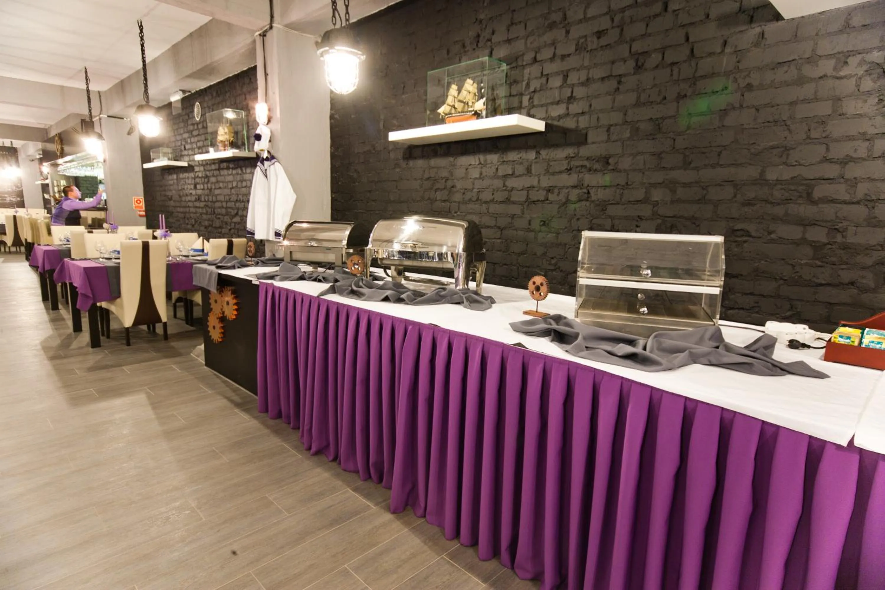 Restaurant/places to eat in Hotel Malinowski Business