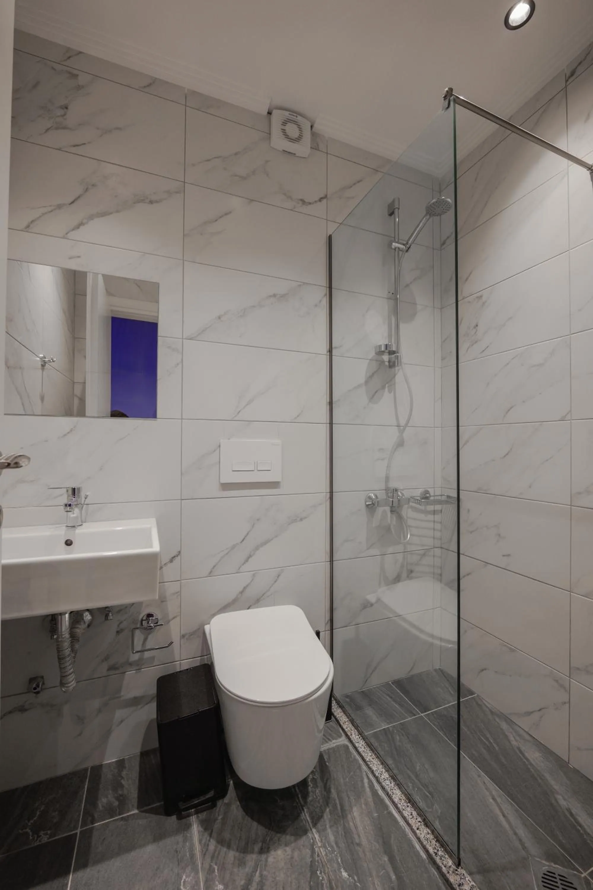 Shower in Hotel Piramida