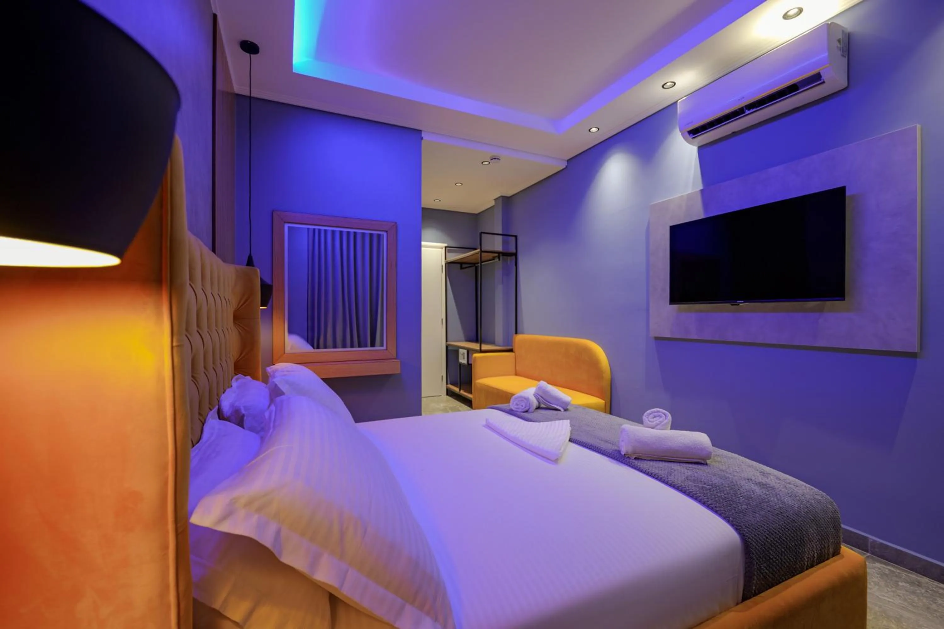 Communal lounge/ TV room, Bed in Hotel Piramida