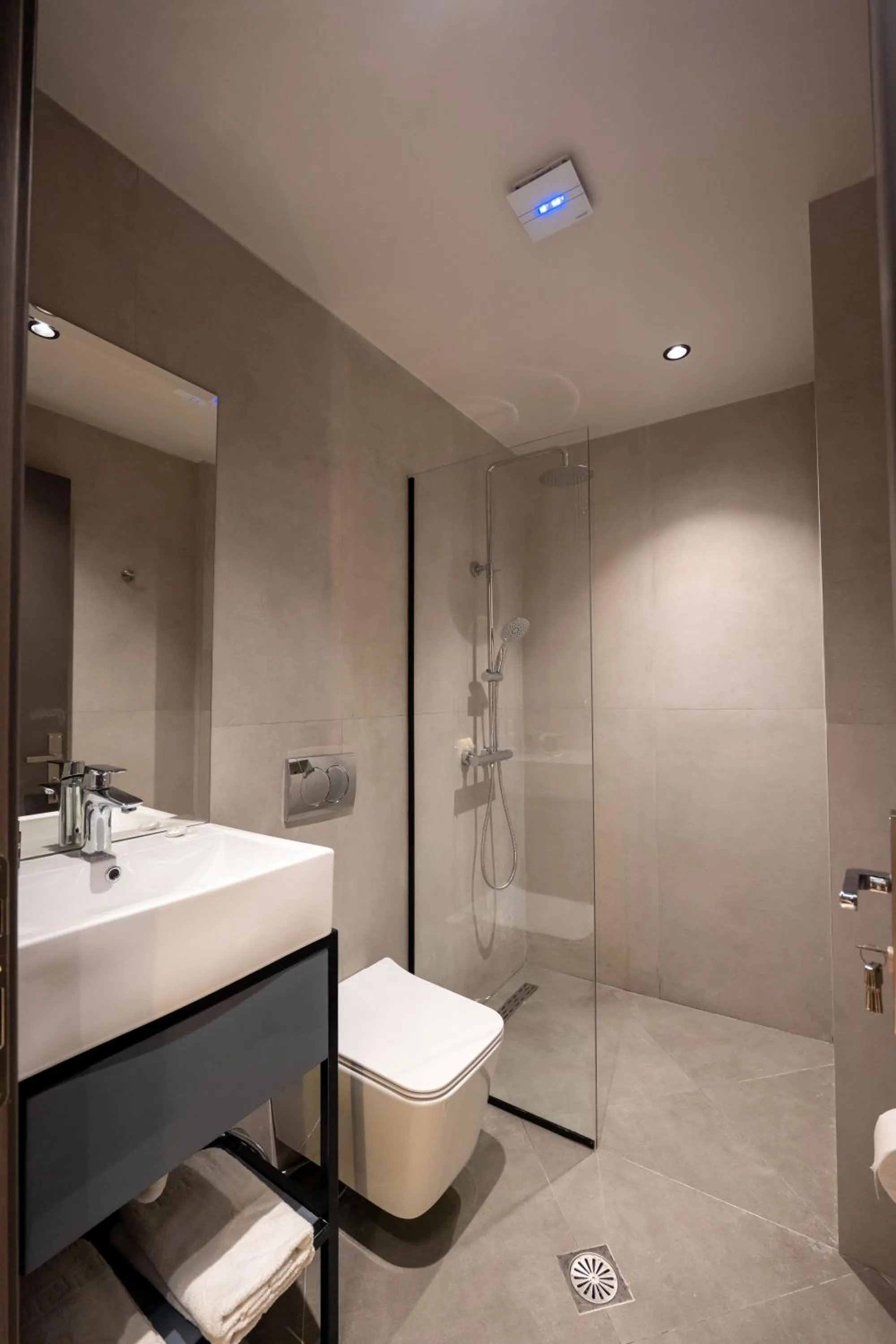 Shower in Hotel Piramida